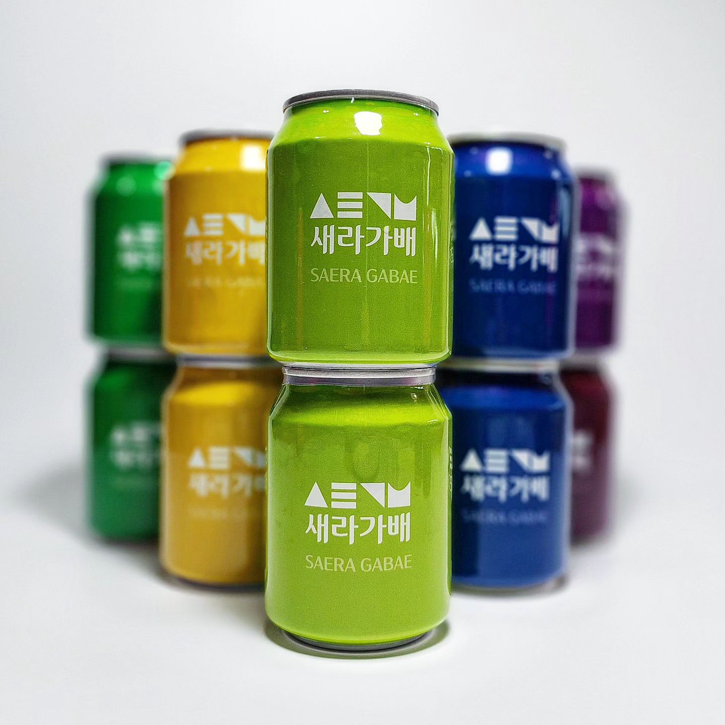 #협찬⠀
➡️ 상품명: 새라가배 캔커피
➡️ 별점: ★★★★★
➡️ 판매처: 새라가배(saeragabae)
➡️ 가격: 12캔 66,000원원
➡️ 맛
✔ 새라가배의 캔 커피는 드림콘서트를 후원하기 위해서 특별제작한 커피로 더운 여름날 야외 날씨를 고려해시원하게 마시기 좋은 산미가 있는 원두를 이용해 만든 커피입니다.
✔️ 총12가지 색의 캔안에 맛과 품질로 세계 1위인 콜롬비아산 원두로 만든 커피를 담아냈으며 에스프레소에 가까운 진함을 담고있어 진한 커피를 좋아하시는 분들이 드시기에 좋은 커피입니다.
✔️ 연한 커피를 좋아하시는 분들은 얼음을 많이 넣거나 물 또는 우유를 넣어 드시면 맛있게 드실 수 있으며 산미가 강하지 않아 산미 있는 커피를 선호하지 않는 분들도 맛있게 드실 수 있습니다.
✔ 더운 여름날 언제마셔도 시원하고 갈증을 해소해주는 커피를 드시고 싶으시다면 새라가배의 커피를 드셔보시기 바랍니다.
⠀
#세계최초 #Kcoffee #K커피 # 새라가배 #센터컷 #실버스킨 #실버스킨제거 #프리미엄커피 #스페셜커피#깔끔한커피 #드림콘서트 #맛스타그램 #맛집 #맛집추천 #먹스타그램 #먹팔 #선팔 #맞팔 #먹스타#소통 #일상 #데일리 #오늘의메뉴 #식단