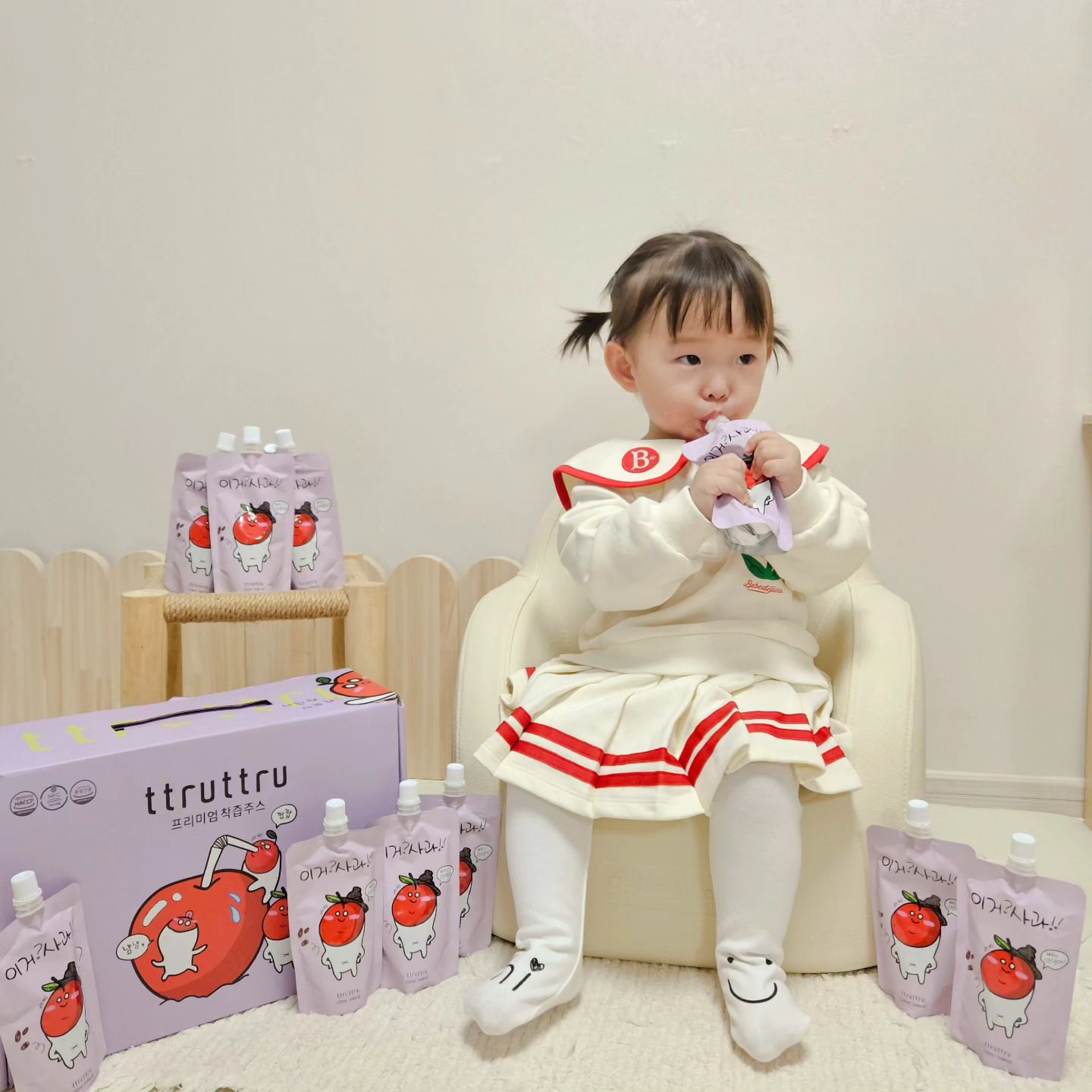 #협찬

물 타지 않은 100% 착즙주스ෆ⸒⸒

아침에 먹는 사과는 금사과라는 말 한번쯤은 들어보셨죠?
햇살이네는 매일 아침 사과1개를 간편하게 마시고 있어요!

명품사과로 유명한 경북사과로 저온착즙한 사과즙이예요!
스파우트 부분까지 꼼꼼하게 스팀살균하여 더 믿음이 가요!
파우치형태로 되어있어 간편하게 가지고 다니기에도 편해요~

햇사과 NFC 이거 사과 100% 프리미엄 착즙 사과즙❤

뚜루뚜루 #이거 사과 #사과즙 #100%사과즙 #착즙사과즙