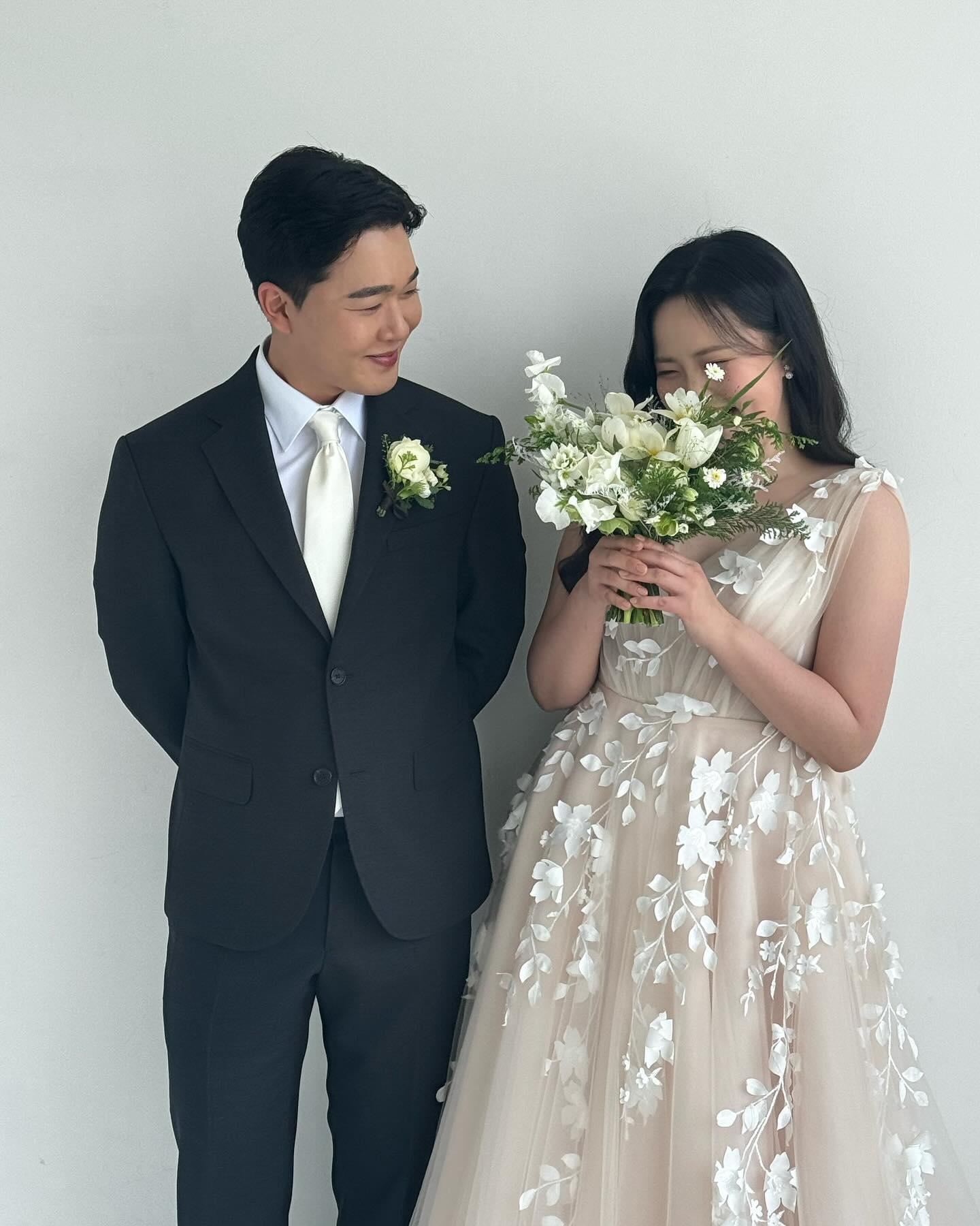 촬영 맛보기 ❤︎ 
당연하다고 여겼던 오빠와의 웨딩촬영인데
오늘 찍고 보니 정말 결혼하는구나 , 싶고
자연스럽게 흘러가듯 준비할 수 있음에 감사하고 ❤︎
사랑하는 사람과 함께하는 행복은 이루 말할 수 없지 !
세상에서 제일 사랑해 오빠 ❤︎