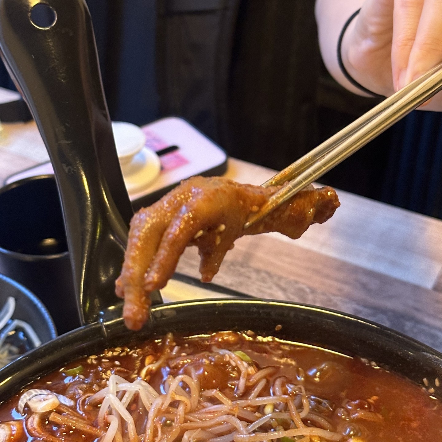 신림역 닭발 맛집 탐방🍚

‘두리닭발앤쪽갈비’

동생이랑 학창시절 새벽에 몰래 시켜먹던 국물 닭발이 생각나
추억회상 겸 들렸던 신림역 닭발 맛집!!!!
사장님이 웃상이시고 굉장히 친절해요! 물론 알바생도 쏘 친절걸~

기본 반찬으로는 상콤한 유자 단무지와
아삭한 콩나물이 나와요!!!!

📌국물닭발 중
맵찔이라 1단계로 시켰는데 딱 신라면 보다
쬐금 더 매운정도? 주먹밥이랑 먹어서
맵기도 적당하고 진짜 맵찔이들은 계란찜이랑
함께 먹어보세요! 그럼 덜 매워요 :)

📌주먹밥 + 계란찜
주먹밥은 여러가지 야채들로 구성되어
고소하고 맛있어서 계속 들어갔어요!
계란찜은 먹었을때 짜지도 않고, 매운맛을
중화시켜주어서 굉장히 좋았습니다!

신림역 근처에 닭발 맛집이 있었다니
진작 알아볼걸 그랬어요ㅠㅠㅠㅠ
아 그리고 여기 쪽갈비도 판매하고 있어요!
다음에는 와서 쪽갈비도 먹어봐야겠어요:)

📍서울 관악구 신림로 59길 8 2층
⏰ 월~목 16:00~24:50
 금,토 16:00~25:50
 일 16:00~23:50
📞 0507-1305-2123

#신림맛집 #신림역맛집 #신림닭발 #신림닭발맛집 #신림쪽갈비 #신림쪽갈비맛집 #신림역 #사당두리닭발직영점 #신림동닭발맛집 #체험단 #리뷰노트