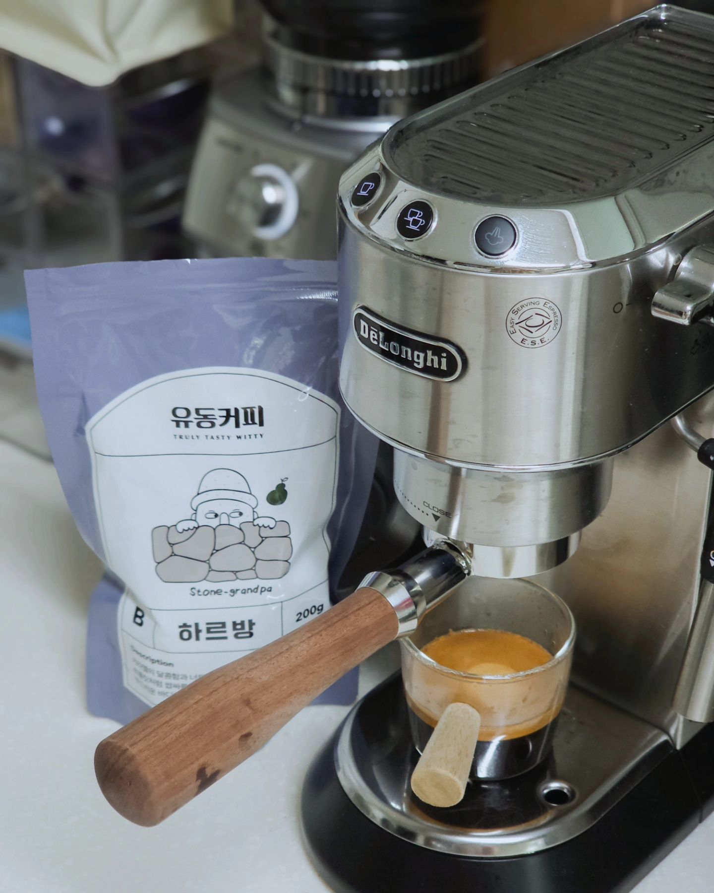 동생이 제주도에서 유동커피 원두를 사다줬어요🤎
진하고 고소한 게 정말 맛있네요~~~
오늘은 아아로 마셨는데 라떼도 잘 어울릴 것 같아요 :)