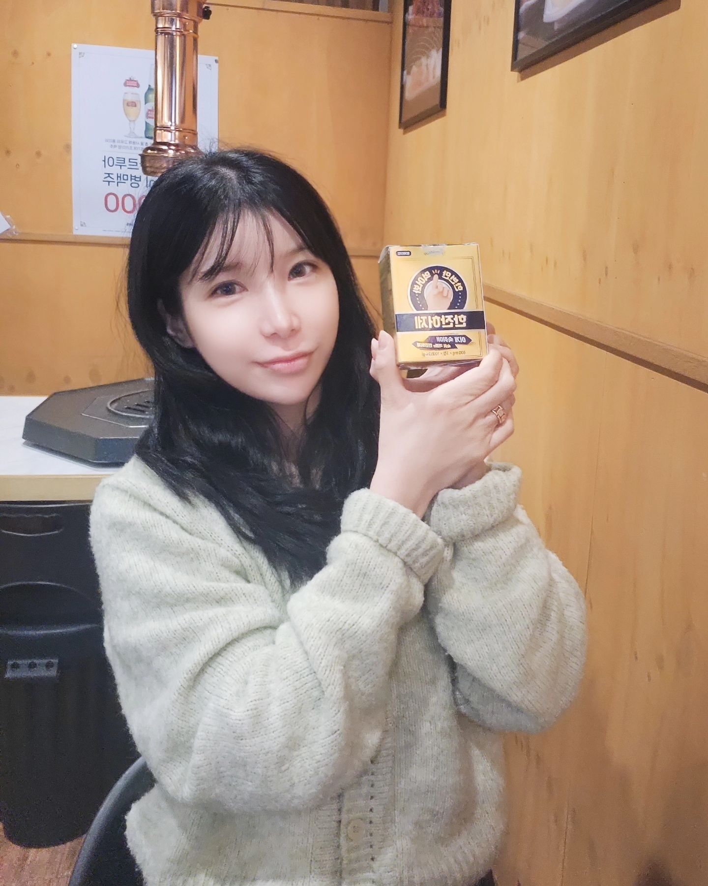 #광고
🏷한잔허제
음주후 무조건 숙취로 개고생하는 나에 필수템인 #숙취해소제 
숙취에 효과적인 특허성분을 엄선 배합했다는 한잔허제를 먹어봤답니다♡

음주전후 1포씩 먹어봤는데 다음날 확실히 속도 편하고,두통도 없더라구요!!!

맨날 마실때 좋아라 먹고 다음날 살고싶다를 외치는 저란여자...

술먹고 다음날 무조건 구토,두통으로 하루는 날려버리는 1인인데 #한잔허제 덕에 오랫만에 편한 다음날이였어요♡

젤리타입은 박카스맛이나서 먹기도 괜찮더라구요ㅎㅎ

진심 요즘 제 술자리 필수템!!
저만큼 숙취심하신분들이나 이제 웬만한 숙취해소제는 안듣는다 하시는분들 한번 꼭 드셔봤음 좋겠어요!!!
먹어보심 바로 아실거예요~오랫만에 숙취없이 행복한하루😍

숙취걱정엔 한잔허제~~

hanjanhuhje_official

#한잔허제 #숙취해소제 #숙취해소 #술자리 #술 #안주 #음식 #먹방 #여행 #음주전후숙취해소