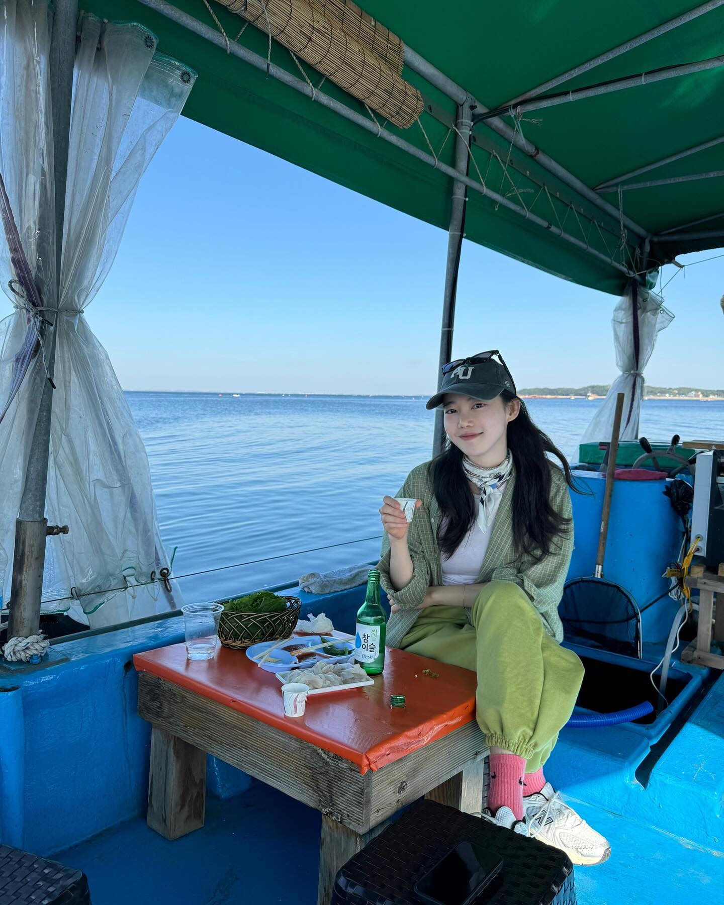 가야 할 때가 언제인가를 
분명히 알고 가는 이의 뒷모습은 
얼마나 아름다운가

봄 한 철 격정을 인내한 나의 사랑은 지고 있다 
분분한 낙화

한 잔은 떠나간 너를 위하여

한 잔은
너와 나의 영원했던 사랑을 위하여

한 잔은
이미 초라해진 나를 위하여

그리고 마지막 한잔은
미리 알고 정하신 하느님을 위하여

( #광고아니에요 )
#행복은늘가까이에 #삶 #원광호 #사장님힘내세요
#우럭 #놀래미 #소라 #낙지 #삶 #인생은즐겁게 
#모두가행복했으면
#선상횟집 #참이슬