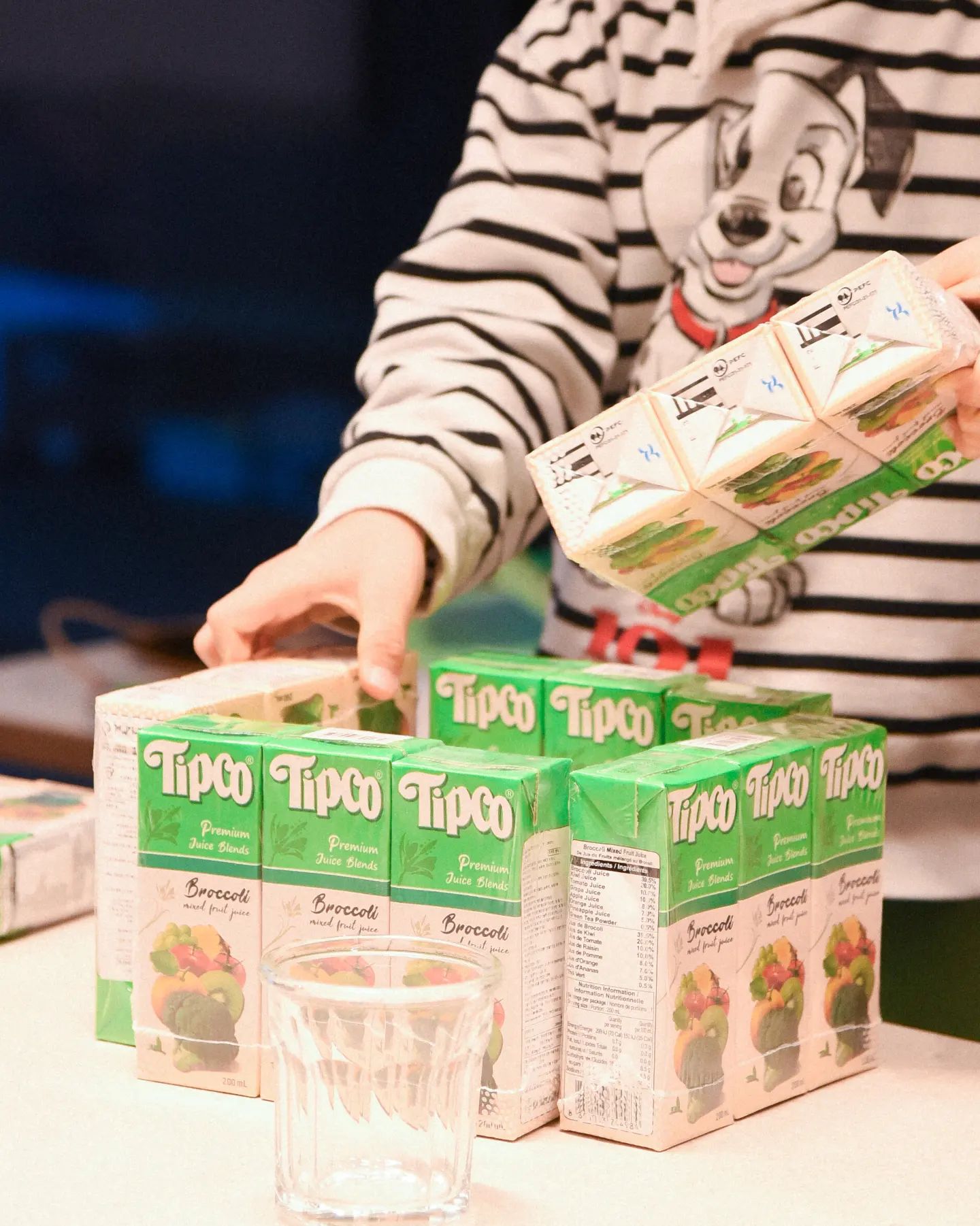 #앰버서더 #협찬 #제품제공 tipcojuice 

12월 마지막 금요일 아이의 방학 시작과 함께 팁코 브로콜리가 저희집으로 왔어요😆

제 피드에서 몇 번째인지 모르겠는 팁코 브로콜리🥦🥦😋

팁코 브로콜리 러버 아들의 사진 덕분에, 팁코 브로콜리를 협찬받고, 요번에 앰버서더까지 이어지는 팁코유니버스😆💚 

🥦 너무나 유명한만큼 팁코 브로콜리 맛있는건 너무나 다들 아시죠?? 항산화 성분이 풍부한 브로콜리를 주스로 손쉽게 마실 수 있다는게 정말 대 장점이에요👍👍 
✨️ 과당, 착향료, 보존료 함유가 0이라 임산부 뿐만 아니라 우리 아이들에게도 안심하고 줄 수 있어서 저희집의 항상쟁여템이랍니다🥹🫶👍

아이의 간식시간, 놀이시간, 친구들과의 모임때도 빠질 수 없어요🥦✨️

박스를 뜯자마자 쌓기놀이를 하더니 재빠르게 하나를 열어서 빨대를 꽂는 띵똥찡의 손놀림에서 행복을 느꼈다죠🤣🤣👍 사진으로나마 아이의 행복감을 전해보아요🥦🫶

#팁코 #팁코주스 #브로콜리주스 #팁코브로콜리 #프리미엄주스 #반전주스 #육아꿀템 #세계3대건강주스 #음료추천 #추천템 #쿠팡주스 #tipco tipcojuice
