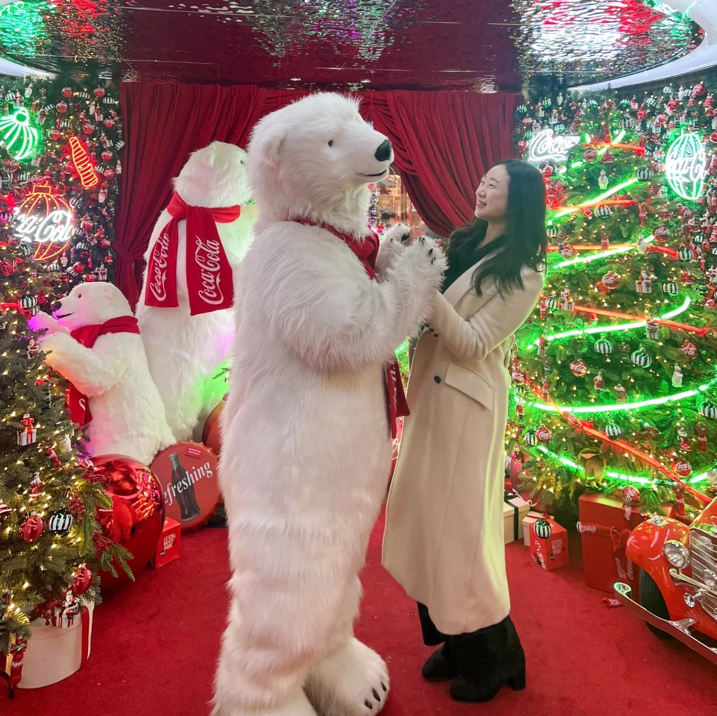 문화의날 성수데이트 🎄✨️🎁
.
평일 낮에 영화라니 넘 좋으다!
그리고 성수 팝업들 구경~~~
이래서 다들 성수성수하는규나!
크리스마스 선물 같았던 날

(도어투성수 24.01.02 까지 운영한데요~)
.
.
#성수동핫플레이스 #코카콜라 #메가박스부티크
#성수데이트 #서울데이트 #폴라베어