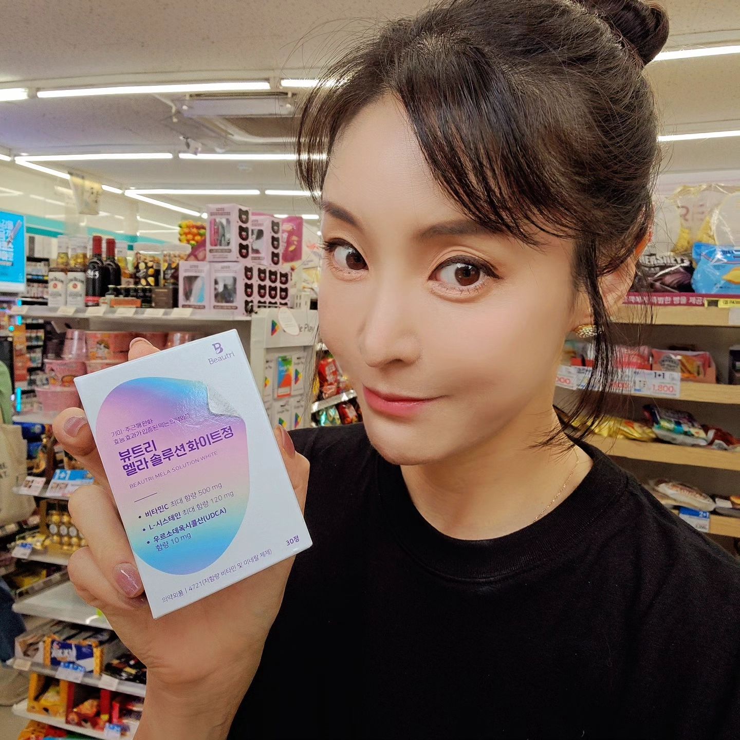 ☀️후와~~ 뜨겁다..☀️
아파트 펌프까지 고장나서., 물도 맘껏 못쓰는데., 진짜진짜 우울하고 덥고 힘들고, 힝~ 이러다 우울한 깨순이 될 듯 🥲🥲

기미, 주근깨 더 올라오기전에 미리미리 #관리하는여자 💦💦

날씨가 더워지고 뜨거워지고., 자외선이 세지니
자꾸만 얼굴이 얼룩덜룩~~~ 😭😭

💉 의약외품 제조기준 최대함량 
🌟엘시스테인 120mg
🌟국내 최다 주성분 12종 함유
🌟비타민C 500mg 함유 로., 
기미 주근깨 완화 핵심 유효성분으로
멜라닌 생성 억제와 미백효과에 도움을 준답니다

강력한 육체피로관리와 항산화 효과까지~~~ 

더워도 일은 해야하니깐~ 쉽게쉽게 관리하쟝~!! 😂🥲
하루 1정 ☝️ 으로 맑고 환하게 간편하게 관리하쟝~ 💕💕
효과있는듯~~~얼굴에 조명킨듯~ 슬슬 밝아지는 얼굴 😋😍
톤업~!! 톤업~!! ☝️☝️☝️☝️☝️

#뷰트리멜라솔루션화이트정 #기미완화제 #기미없애는법 #비타민C #체력저하 #피부미백영양제 #의약외품 #글루타치온 #데일리 #일상 #주근깨관리 #육체피로 #뷰티 #협찬 beautri.official