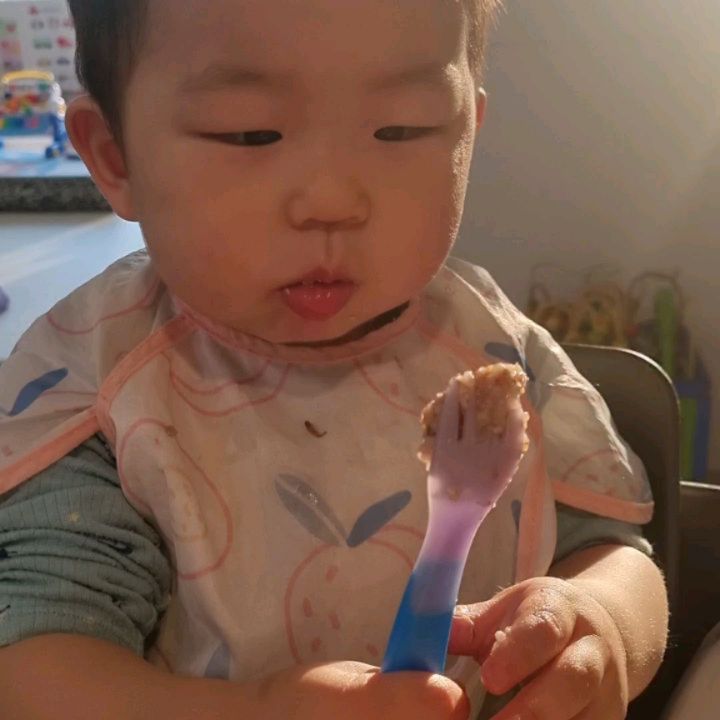 D+416💕
치킨윙 처음 뜯어보는 아기💙💙
(환풍기 최강으로 해서 소음 어쩔 ㅠ)

직접 좋은 재료로 맛있게(?) 만들어서 인팟 삶아서 에프 구워주니까
처음엔 경계하더니 이내 너무 맛있게 먹어주었다!

요즘 엄마아빠 먹어보라고 '아 아' 하는데
정말 하루하루 너무나 성장하는 서꿀별씨... 애미는... 갬격🥲💛

사진은 저렇게 찍었지만, 
내가 치킨윙 양옆에 잡구 앙~ 하면서 입에 주면 앙!하고 생각보다 욤욤 잘 씹어서 먹네!!
혼자서 5개 순삭한거 대단하다구... 불고기밥이랑 다른 반찬도 같이 다 먹음

일주일 장염땜시 고생하더니 완쾌하구 식욕 폭발한 너. 사랑해❤

24.01.31

#13개월아기식단 #첫치킨먹방