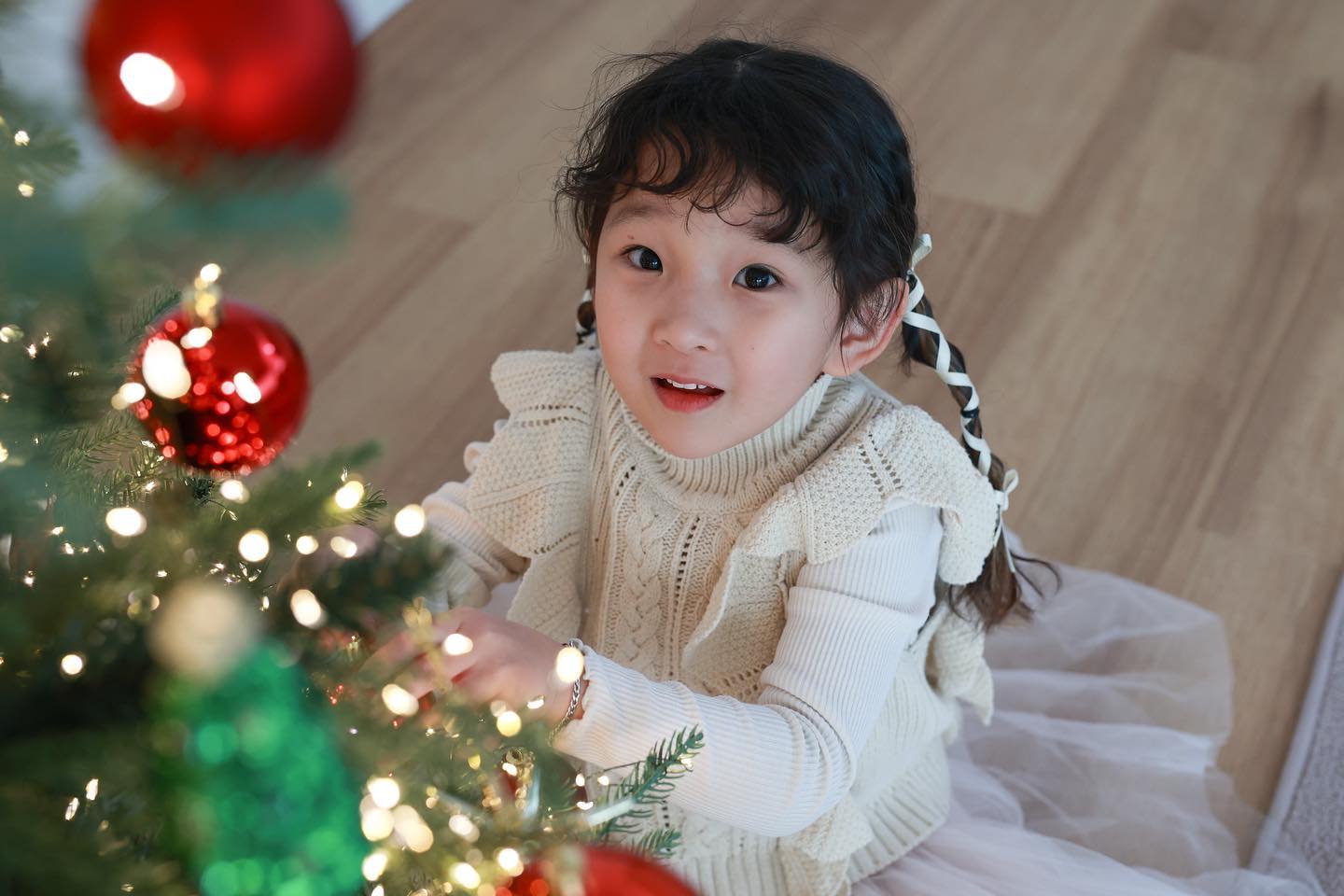 우리딸ෆ⃛ 

작년부터 찍어주었던 크리스마스 컨셉🎄

작년도 너~~~무 이뻤는데! 
올해는 더더더더더 이뿌잖아♥️

우리딸 연예인 시켜야하는거 아닌가몰라😘 (도치맘ㅋㅋㅋ) 

#크리스마스컨셉촬영 
#6살딸 #사실다섯살
#미리생일축하해🎂