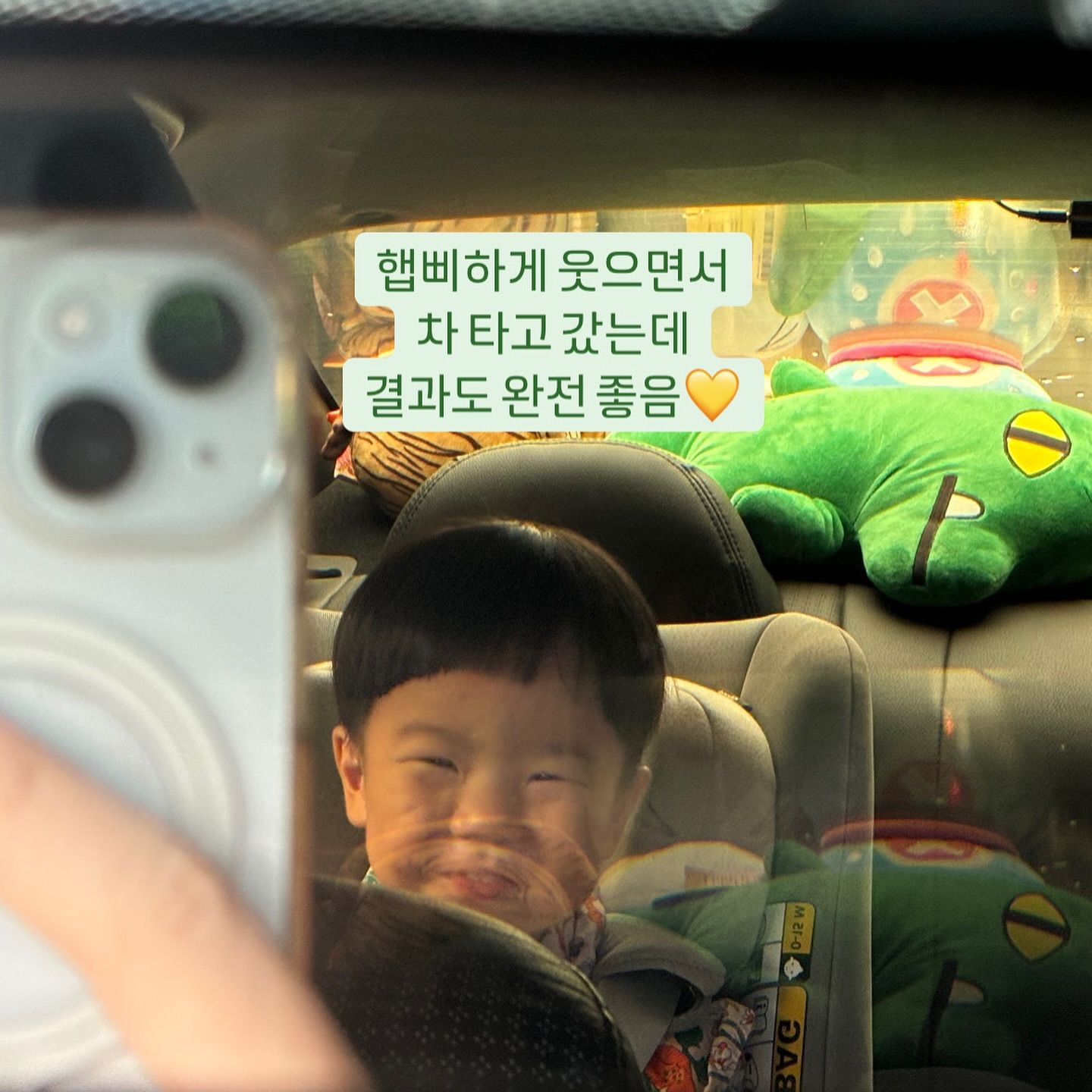 화상치료 끄읏 !!!!!! 😌
(아직 재건이 남았긴 합니다,,)
⠀
⠀
8/29 화상을 입고 소아과
8/30 화상전문병원 방문
중간에 2번 쉬고 총 7회 치료
⠀
⠀
소아과에선 애매한 답변을 받고
다음날 일어나보니 상처가 검게
변하는 중이라 바로 화상병원에
가서 치료 받은 게 정말 도움됐어요
⠀
⠀
치료 과정 중 경과가 좋지 못해서
입원하여 수술치료까지 이야기가
나오던 중이었는데 스티커(테이프?)
사용과 콜라겐 연고 효과를 톡톡히
보고 살이 다 차올라서 색이 점점
탁해지지 않도록 도와주면 된대요
⠀
⠀
화상은 화상전문병원으로 가는 것이
큰 도움 되지만 비급여 항목이 많아서
갈 때마다 4-5만원은 기본이었어요
(스티커/연고 등 쓰면 9만원대 나옴)
⠀
⠀
정말 일어나지 않아야 하는 일이지만,
화상전문병원 다니는데 아기환자들이
손에 붕대 칭칭감고 많이 있었어요🥲
⠀
⠀
당황하면 잘 기억이 안 나겠지만,
이런 곳도 있구나 알아두시면 좋겠어요!
⠀
⠀
#아기화상 #화상치료 #화상병원