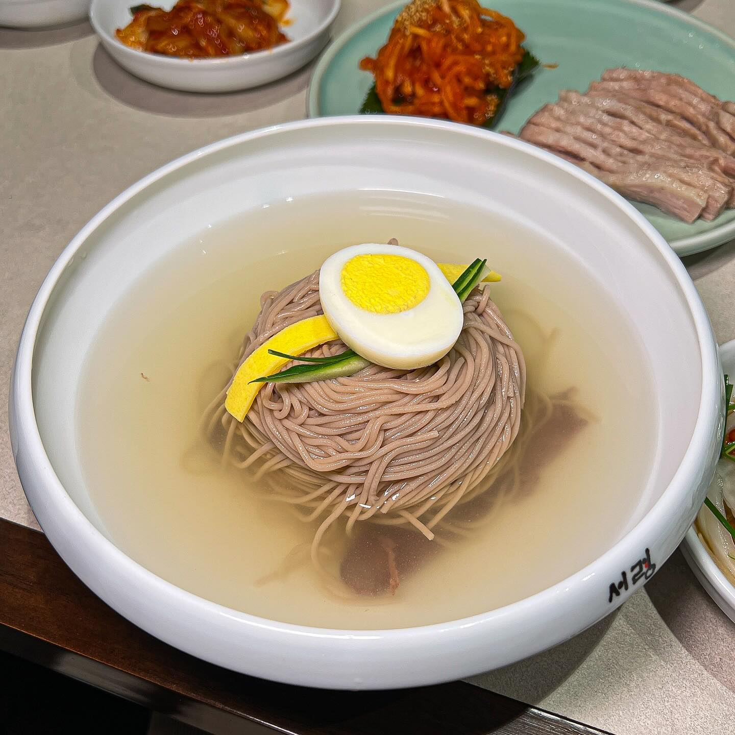 ⠀
평양냉면의 어떤부분이 매력적인가? 왜 맛있는가? 라는 질문에 명쾌하게 답하기 어려웠던 나는 아직까지도 잘 모른다, 그리고 앞으로도 잘 알지 못할 것 같다, 분명 맛이 있는데 언어로 출력은 안되는 그런..
⠀
⠀
다만 그런거 좀 몰라도 입에 걸리는 것(잡미)없이, 깔끔하고, 시원하고, 그래서 복잡하고 잡다한 생각 없이 개운하게 한그릇 원샷 갈길 수 있다면 그게 맛있는 냉면이라고 생각한다.

그런 면에서 날 몇번이나 서울에서 강화도까지 발걸음하게 한 서령은 맛있고 좋은 음식이고 많은 사람들이 인정하는 집이기도 하다, 서울로 진출해 가까워진만큼 경쟁도 치열하겠지만 이렇게 가까이 훅 들어와 주심에 그저 감사할 따름.
⠀
⠀
물냉이나 들기름면 다 좋았지만 나는 특히 냉수반이 너무 좋았다, 식은밥에 오찬물 말아 풋고추나 오이를 콰삭거리는 듯한 경쾌함이 밀려왔다, 시원하고 향긋하고 기분좋은 이 한그릇을 오래오래 사랑 할 예정이다.
⠀
⠀
⠀⠀
#서령평양냉면 #서령 #왕프로중구

#평냉맛집
#메밀순면 
#평냉알못 
#평냉스타그램