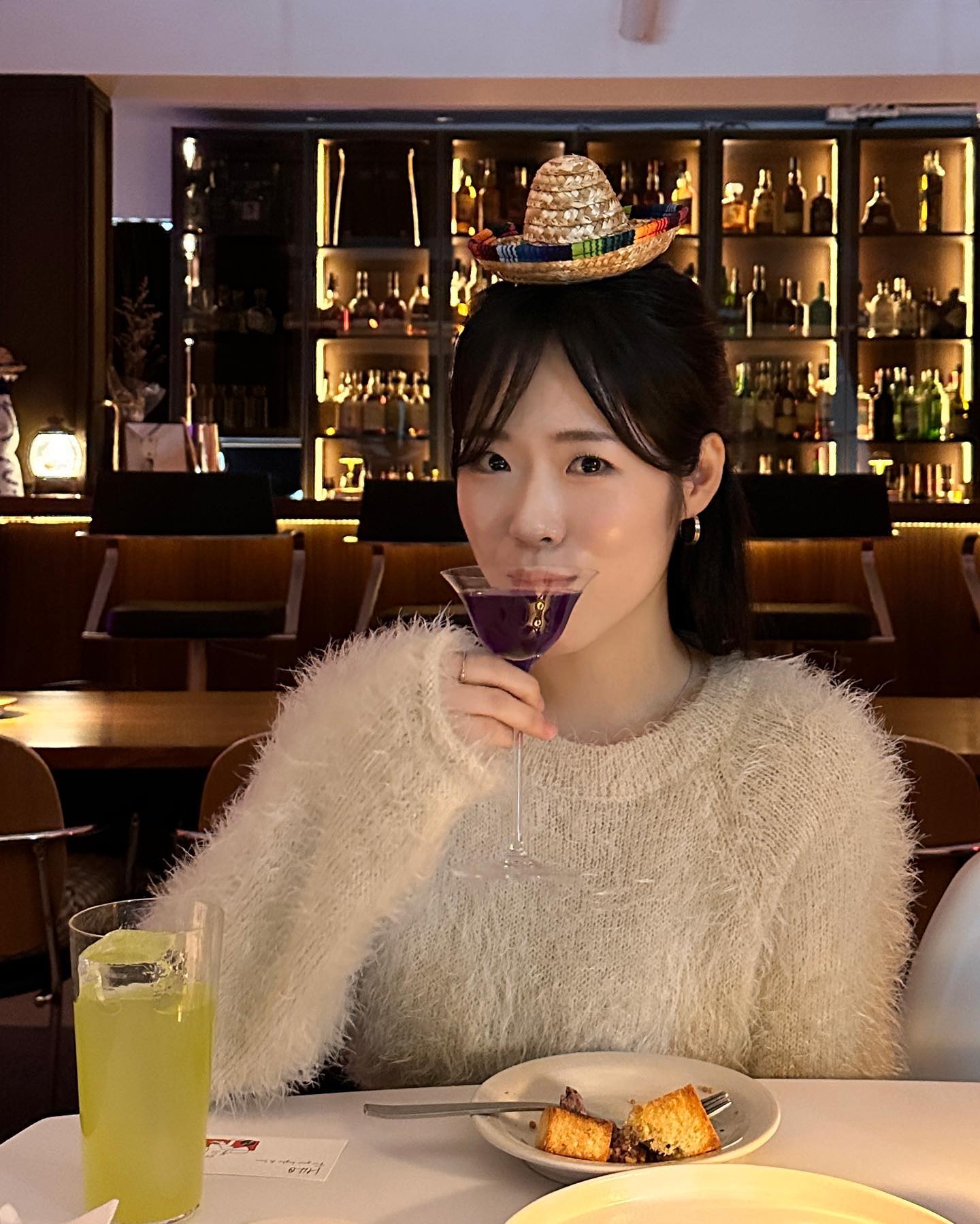 #협찬 이었지만 저 앞으로 여기 단골할거예요🍸

내가 애정하는 Cigarettes after sex의 K.를 칵테일로 재현한 거 보자마자 여긴 다르다는 느낌이었는데 칵테일 컨셉부터 맛 표현까지 정말 섬세한 터치가 다 느껴져서 놀랐던 곳
(feat. 멕시코 칵테일 시키면 멕시코 모자 씌워주심👒)
메뉴도 처음에 육회 크로스티니만 시켰다가 너무 감탄해서 다른 것도 줄줄이 시켜버렸는데 재료 하나하나 다 신경쓴게 느껴져서 무조건 다이닝씬에 계셨던 분이다 생각했고, 역시나 파인다이닝 출신 셰프님,, 다른 칵테일도 다 좋았지만 개인적으로 K.최고🔥
끝까지 아껴마셨더니 음악도 딱 틀어주셔서 정말 좋았습니다... 

오랜만에 영혼이 담긴 곳을 찾아서 행복했따💗
신년회 하기도 좋을 것 같은데 난 혼자라도 가고싶은 곳
📍hilo.dosan 또 먹고싶어서 자꾸 생각나잖아요 책임져,,😖