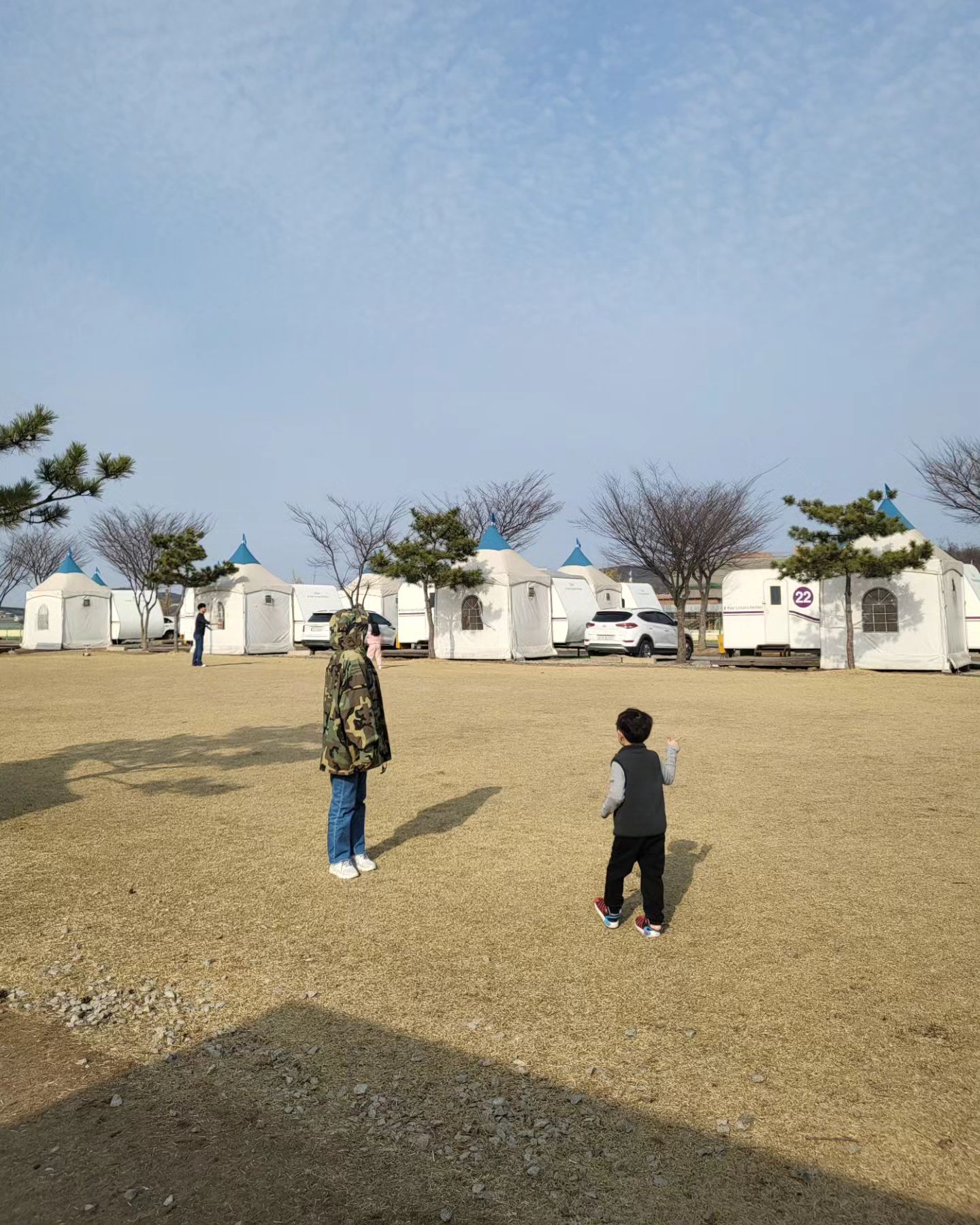 -
맨날 (난방)텐트에서 자면서 
캠핑 가고 싶다는 아이..

#카라반
#말년병장
#암호를대라
#24 #22 #20