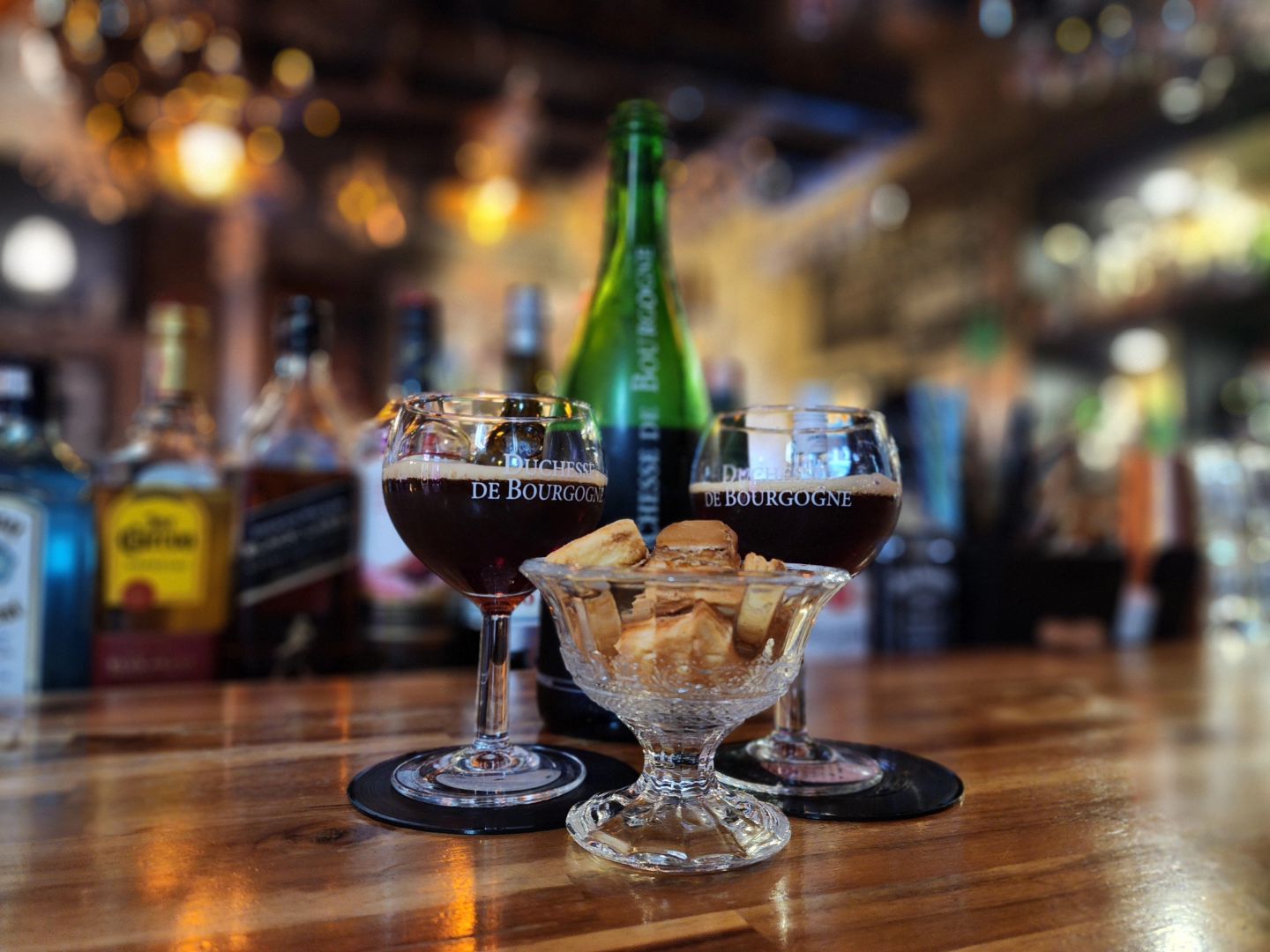 거두리에 위치한 분위기 좋은 술집이자 BAR
#쪼바

인테리어도 완전 내스타일인데 깔아주는 BGM은 심장폭격
와인맥주라는걸 처음 먹어봤는데 6.2도 밖에 안되는 술인데
벌써 취하는 것 같다

분위게 취하고 맛있는 술에 취할 수 있는 곳
여기 시그니처 안주는 하몽 🥓 
하몽도 등급이 있는데 여기는 최상급 하몽을 사용한다
치즈를 먹는듯한 느낌의 하몽 👍 
와인맥주와 하몽조합 추천

🏠 강원 춘천시 동내면 거두택지길4번길 7-6 1층
⏰️ 매일 19:00 ~ 02:00
☎️ 0507-1325-9502

#협찬 #거두리술집 #춘천바 #춘천bar #bar #춘천술집
#거두리맛집 #춘천하몽 #춘천와인 #춘천와인바
#춘천칵테일바 #춘천칵테일 #춘천맥주 #거두리바 #거두리칵테일 #거두리맥주 #거두리와인바