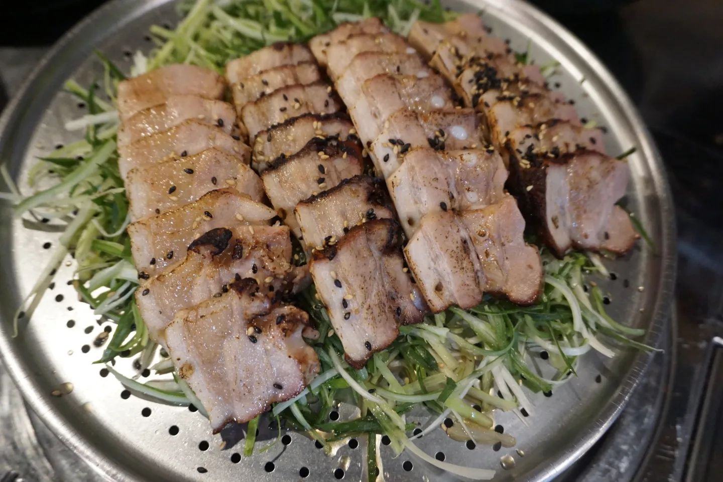 #강릉맛집
여행에는 빠질 수 없는 맛집 투어🤗
#강릉먹방 찍기 좋은 #더바베큐 다녀왔어요~
비주얼 대박인데 가성비도 아주 훌륭한 맛집이라 제가 강추하는 곳인데요
삼겹갈바베큐와 더불어 한우물회, 막국수까지 클리어하고 왔어요
배달도 가능한 곳이고 포장하면 할인도 해 주니 편하게 이용할 수 있어요🙆‍♀️

#강릉맛집추천 #강릉배달맛집 #강릉바베큐 #강릉타다끼 #강릉육회 #강릉육사시미 #포남동맛집 #안목맛집 #경포맛집 #강릉삼겹살 #안목해변맛집 #강문해변맛집 #강문해변 #경포대맛집 #송정동맛집 #경포해변맛집 #강릉야식 #강릉배달음식 #강릉포장음식 #강릉포장맛집 #강릉포장 #먹스타그램 #먹방 #foodstagram #공감 #jmt