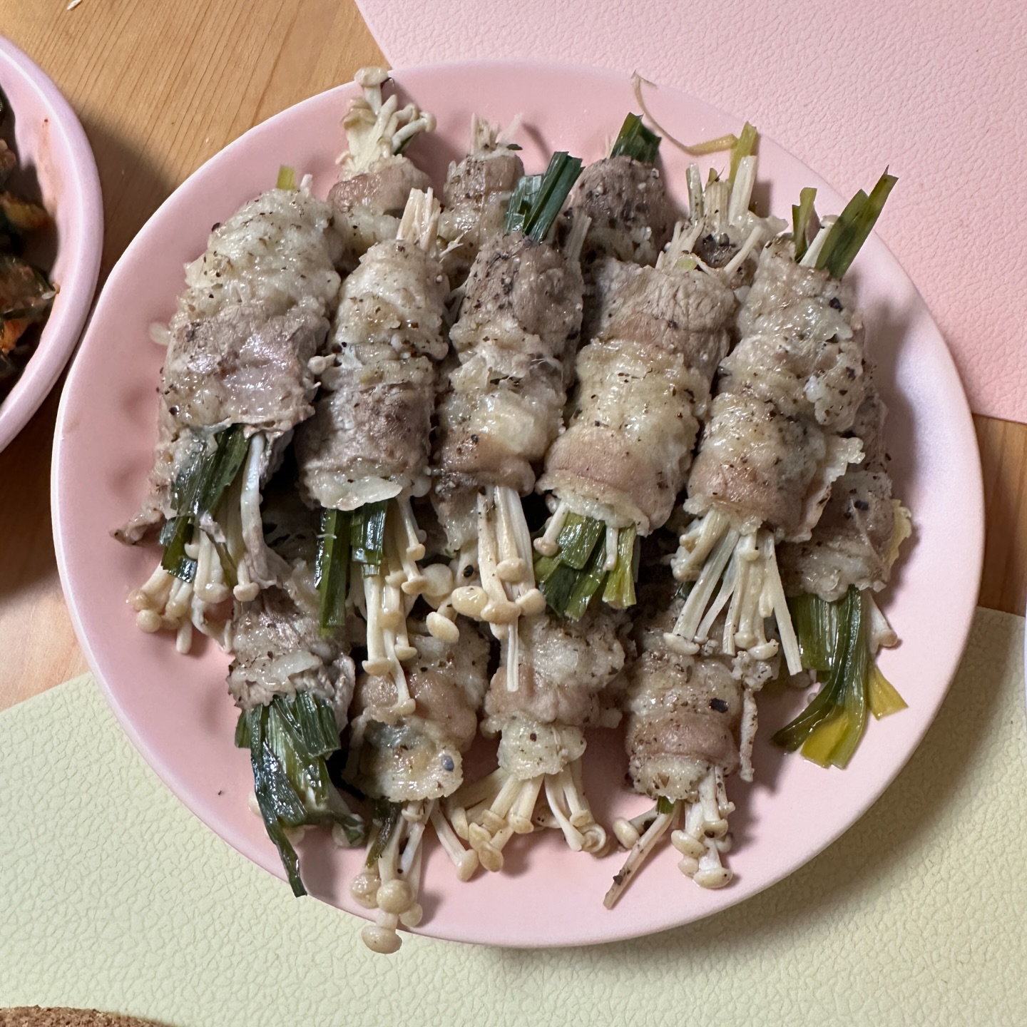 요즘 정제탄수화물을 최대한 줄이려고 노력중이에요

흰쌀밥, 빵 등을 최대한 자제하고 클린하게 먹으려고 노력하기 시작한지 한달쯔음 된거 같아요 

몸에 염증이 완화되는가 알러지나 비염증상이 많이 사라졌어요!
원래 비염약 사놓으면 하루에 꼭 하나씩 먹어서 한달에 세통은 먹었는데 확실히 약 먹는 횟수가 많이 줄었어요 ㅎㅎ 

콧물흘리거나 멍한일이 없으니 쪼오끔 부지런해진 너낌적 너낌도 있구ㅋㅋ 여튼 쭉 실천해보도록 하겠습니다💪💪