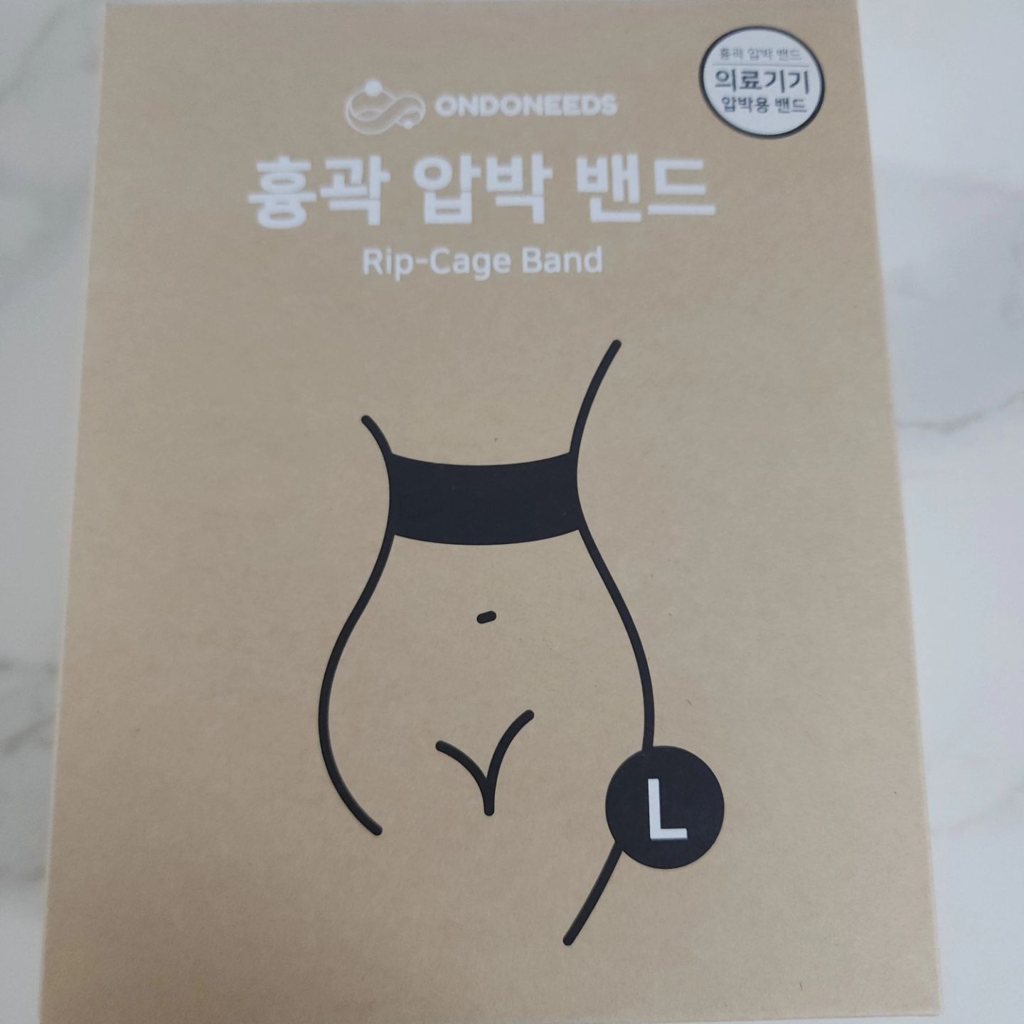#협찬 #업체로부터제공받은제품입니다 
출산후 복식호흡으로 뱃살과 흉곽을뱃살을 충분히 줄일수 있을거란 
자신감으로 1년을 지냈는데 정말 힘들더라구요
그래서 흉곽줄이기밴드 도움을 받아보려구요

솔직히 산후조리하면서 애봐가며 쉬어가며 신경써서 호흡하기 힘들잖아요
그럴때 흉각밴드로 쉽게 필라테스호흡을 대신 해준다는거에요!!

출산으로 튀어나온 흉곽을 눌러주고 조여주는 밴드인데요
한국의료기기 안전정보원에 신고한 1등급 의료기기에요
니트 짜임 방식의 특허 밴드로 원단 늘어남 없이 반영구적으로 사용 가능해요 
밸트는 부드러우면서 벨크로는 얼마나 강한지몰라요 갈비뼈 위치에 패드를 부착한후 1~2시간 이상 착용 하고 있다가 거울을보면 필라테스 호흡을 한듯 갈비뼈 아랫부분이 좀 들어간걸 눈으로 확인할수 있어요~

저는 효과를 더 볼수 있게 헬스 하면서 흉곽줄이기 밸트도 착용후 운동해요~~ 살과 흉곽을 줄여보려구요♡

#온도니즈발란스 #흉곽줄이기 #출산선물추천 #산후조리 #산후다이어트 #자세교정밴드 #흉곽밴드 #흉곽 #산후관리 #산후복대 #압박밴드