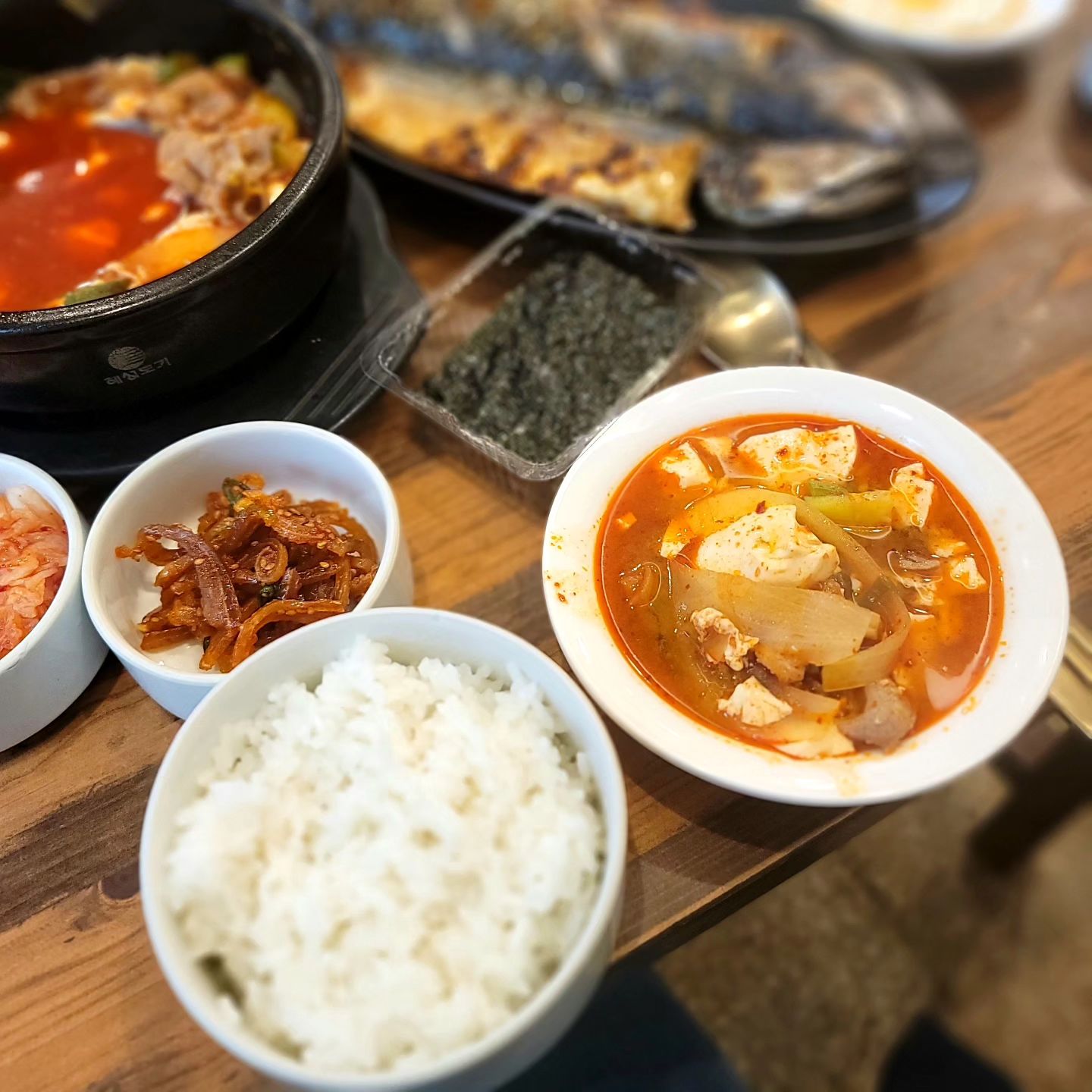 남편 쉬는 날 아점을 먹기 위해 방문한
가정식으로 #맛있는집 까치식당병점점
둘이서 나누어 먹은 생고등어구이 정식과 순두부찌개
그리고 계란을 좋아해서 계란 후라이 두개 추가+_+
기본반찬은 매일 달라질듯 하지만 김치 대박 맛있어요.
반찬들도 전체적으로 간이 적당해서 맛이 좋은게
손솜씨가 있으신 분이 만드신 느낌이 팍팍 납니다.
⠀
생고등어구이는 겉바속촉의 정석.
겉은 바삭 속은 생고등어 특유의 신선한 수분감 가득!
평소에 밥은 한그릇 먹는데 이날은 밥 추가해서 두그릇 먹었어요.
역시 한국인은 집밥이 최고구나 하는걸 느낀 날 !!!
⠀
까치식당병점점
경기 화성시 병점노을로 31 근린생활시설 2동 1층 10호
영업시간 10:00-22:00 (매주 일 휴무)
⠀
#까치식당병점점 #화성한식 #화성데이트
#화성술집 #화성시데이트 #병점동맛집
#병점동술집 #병점역한식 #병점역술집
#병점한식 #병점한식맛집 #병점데이트
#맛있는한끼 #음식그램 #맛있는식사