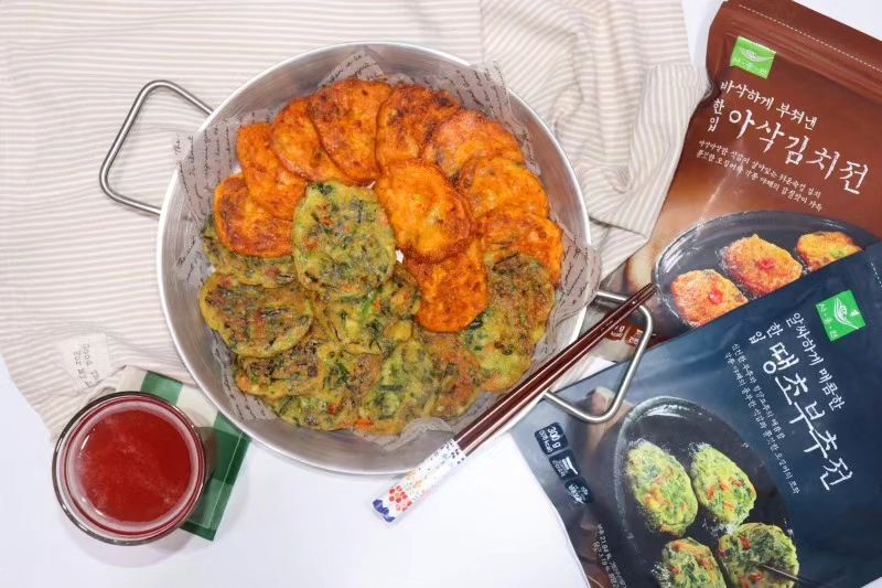 #광고 지만 
맛있으니까 추천한다구!!
#사옹원 #부침명장
전하면 사옹원이쥬?!

#한입아삭김치전
#한입땡초부추천
#캠핑요리 #캠핑음식 
#간편조리 #냉동식품
#술안주 추천♡

날 좋은 요맘때 
캠핑가서 간편하게 
프라이팬에 구워
아이들 간식으로 
아빠술안주로 너무 좋은 
김치전 & 부추전
바삭하게 구워
뜨거울 때 후후 불어 먹는 이 맛!!!
온가족 한접시 싹싹 금새 순삭!

#김치전 #부추전 #전
#간편식 #간편식추천 
#냉동식품추천
#사옹원부침명장 
#전메뉴 #막걸리안주
#술안주추천 
#푸드스타그램 #푸드그램
#맛있는전 #맛있어그램