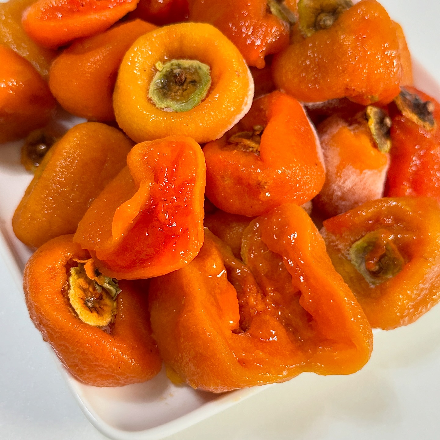 #협찬 명절선물로 좋은 충북영동 곶감 실속형 반건시 🍊❗️

🍊 HACCP인증을 받은 청결한 생산시설에서 가공

🍊 기존 재래식 건조방법을 탈피하고 냉온풍건조기 사용으로 상품불량해소

🍊 반건시 맛있게 먹는법 ❗️
바로 냉동보관후 먹기전 실온에 잠시 꺼내두면
시원+쫄깃한 맛을 동시에 느낄수있습니다

🍊또 안에 곶감씨가 없어서 먹기에 너무 편한거있죠🥰
그냥먹어도 맛있지만 요거트와 정말 잘어울렸어요! 

🍊 양도 정말 많아서 냉동에 보관하며 두고두고 먹을수있어요 !

🍊 해동을 덜하면 아삭하고 시원한 식감으로, 해동을 완전히 하면 말랑한 반건시로 치아가 약하신분들에게도 추천입니다:)

가정용,아이들간식용,선물용으로도 좋은 반건시 🤗🤗

https://www.11st.co.kr/products/6886000300?trTypeCd=null