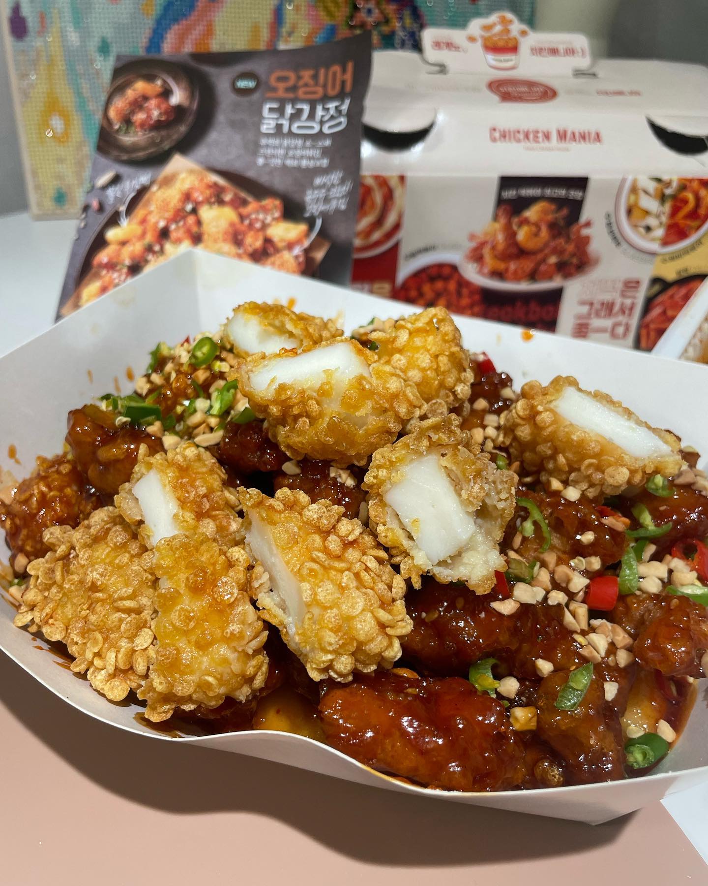 #협찬 <치킨매니아 신메뉴 >

치킨매니아의 신메뉴 먹기 빠질 수 없죠~⭐️

오징어닭강정은 닭고기 순살의 바삭함과 오징어, 떡튀김의 크런치한 만남이 아주 일품입니다. 추억의 닭강정 소스의 매콤함과 청양고추, 땅콩의 조화가 정말 환상적이에요. 특히 오징어의 통통한 식감이 넘 좋았어요 💖 닭강정에 오징어 튀김이라니 신선한 메뉴에 홀딱 반했습니다. 양념도 넘 맛있어서 맛있다를 남발했던것 같아요😍

크런치오징어튀김 🦑🌽 옥수수 크런치가 씹히면서 오징어의 맛이 즐겁게 퍼집니다. 치킨집에서 오징어튀김이라니 너무 맘에들었지 모예요..? 맛과 씹는 재미, 두 마리 토끼를 동시에 잡을 수 있어 더욱 좋았어요👍

구슬떡볶이 🍢💫 부산시장의 국물이 꾸덕하고, 동글동글한 떡이 귀엽고 양념도 잘 베어서 정말 맛있어요💗 큼직한 오뎅이 푸짐하게 들어있어서 한 입 떡볶이, 한 입 오뎅으로 맛있게 즐겼습니다. 가격 대비 양과 맛의 완벽한 균형이 최고예요🤩👏

치킨매니아에서 신메뉴 주문하고 특별한 이벤트에 참여하세요!

📅 이벤트 기간: 24년 2월 5일부터 2월 25일까지
🎁 이벤트 상품: 맥북, 아이폰15프로, 애플워치, 에어팟, 치킨매니아 상품권

👉 이벤트 참여 방법:
이벤트 기간 동안 치킨을 주문하시면 이벤트 응모권을 드립니다. 응모권에 있는 QR코드를 찍은 후 응모 페이지에 응모번호를 남겨주시면 추첨을 통해 풍성한 이벤트 상품을 받을 수 있어요! 🎁

자세한 내용은 치킨매니아 홈페이지에서 확인 가능합니다.
👉 [치킨매니아 홈페이지 바로가기] 
https://www.cknia.com/landing2306/index.html)

➿ chicken_mania

#치킨매니아 #오징어닭강정 #신메뉴 #오징어튀김 #크런치오징어튀김 #구슬떡볶이