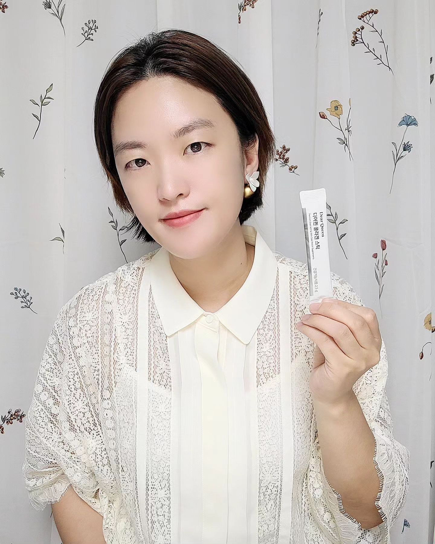 #광고 dearqueen_official

요즘 TV에서 자주 보이는
#김연아콜라겐 궁금했는데
이번에 만나서 소개드려요~

프롬바이오 첫 번째 피부 건강기능식품
#디어퀸 은 콜라겐 스틱으로
식약처로부터 피부보습 피부건강
2중기능성을 인정 받은 건강기능식품!

복숭아 맛으로 맛도 좋고
스노우 벨벳 공법으로
입에 탈탈 털어먹어도
텁텁함 없이 먹을 수 있어요

하루 한 포로 챙기는 피부 건강
피겨퀸 김연아도 선택한
#디어퀸콜라겐 매일 섭취하며
피부 건강 관리해봐요~
.
.
.
.
.
.
.
.
.
.
: [디어퀸 콜라겐 스틱]
제조원 : ㈜아미코젠 
위탁제조원 : ㈜메디오젠
유통전문판매원 : ㈜프롬바이오
*건강기능식품 입니다.
#연아콜라겐 #저분자콜라겐 #콜라겐 #콜라겐추천 #기능성콜라겐 #이너뷰티