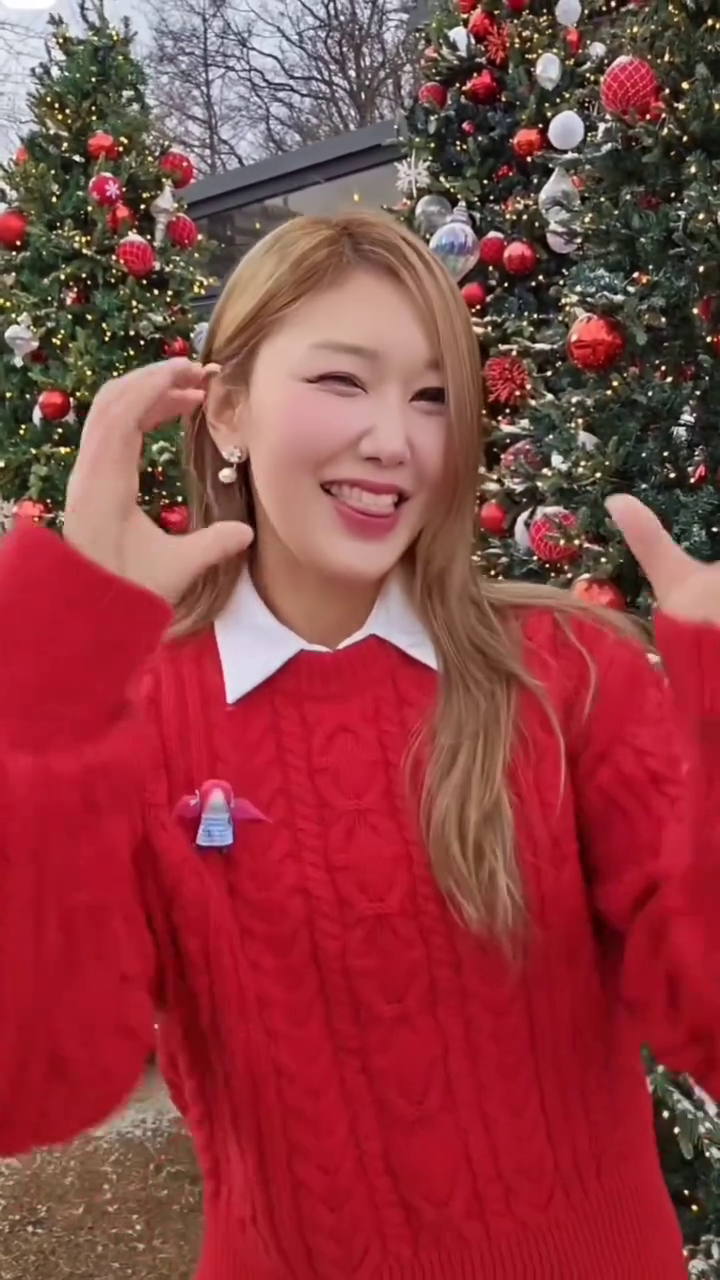 내일이면 주말이네요:)❤️
다들 미리 메리크리스마스🌲
한 주간 수고 많으셨어요:)

동생이 손 덜덜 떨며 찍어준 릴스 올려봅니다ㅋㅋㅋ
날씨야 젭알 따스해지렴..🥲
즐거울 금요일 저녁 되세요❤️

#봄날의데이지

ㅡㅡㅡ

➡️ 작품 아카이브 daisy_yui_art
.