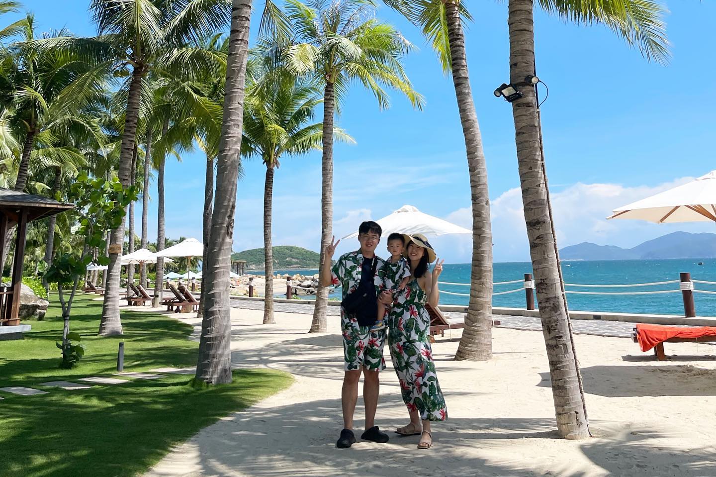 결기 3주년👨‍👩‍👦
담시장과 야시장에서 구매한 패밀리룩으로 가족단합
담시장에서 패밀리룩 깎아서 19,000원에 샀다고 좋아했는데 알고보니 바가지 당함ㅋㅋ다시 제대로 알아보고 패밀리룩 11,000원 제 값에 구매☺️

여태까지 호치민, 하노이, 다낭, 나트랑까지 총 4번 베트남을 방문했는데 나트랑이 우기여도 날씨도 좋고, 오토바이도 비교적 적어서 그런지 나트랑이 제일 좋았음👍

나트랑이 좋았지만 다음에 베트남을 간다면 안가본 푸꾸옥으로 가야지✈️

나트랑은 비행시간만 빼면 아기랑 여행하기에 좋아요☺️

#나디아in베트남 #결혼기념일 #나트랑여행