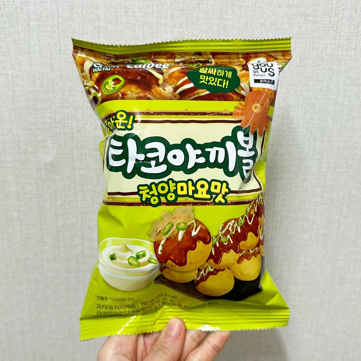 #gs25 #해태 #타코야끼볼청양마요맛 (1800) 🐙

예전에 출시되었다가 단종된 타코야끼볼과자가 리뉴얼해서 청양마요맛으로 재출시해서 먹어본🔥

콘과자들 특유 바삭하면서 입에서 녹는 그런 식감에 타코야끼청양마요맛시즈닝 묻어있어서 단짠스러우면서 타코야끼나 청양마요맛 은은하게 느껴졌고 약간 짭쪼름해서 그냥 먹어도 괜찮지만 음료랑 먹거나 맥주 등 안주로 해서 먹으면 딱 괜찮을 과자👍
-
#빵효진_gs25
