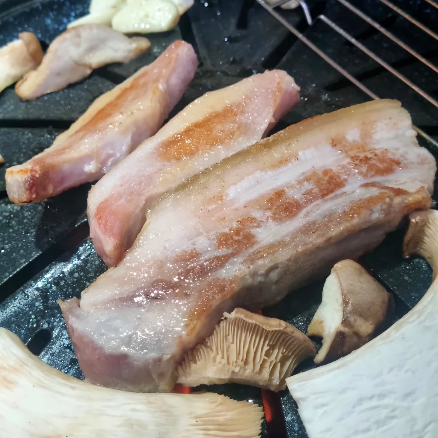 #챈이네
.
.
흑돼지 한판❤️ 흑돼지는 굽굽하면 딱딱하지 않고
쫄깃해서 넘모조타 후식으로 열무비냉까지 뚝딱!!!!!
.
.
#챈이네집밥 #집밥레시피 #쉬운레시피
#의정부맛집 #흑돼지 #삼겹살 #항정살
#혼밥메뉴 #메뉴고민 #집밥메뉴 #자취생혼밥
#koreafood #foodie #집밥 #선팔맞팔