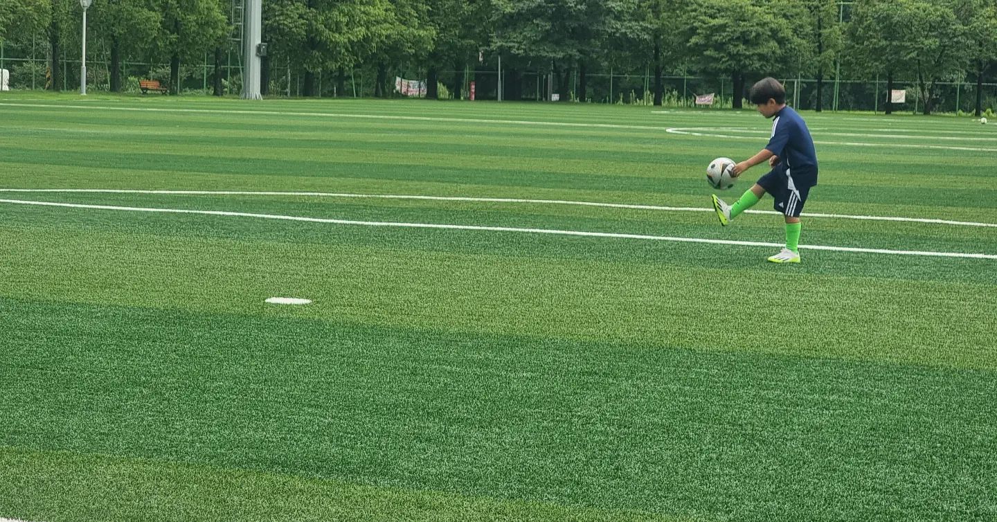 비가와두 축구를하겠다던 그분들...
차를몰고 도착하니 비가 그치고 햇볕은 쨍쨍...
두시간에서 두시간반동안 땡볕에서 열심히
연습했다...
우린 오늘도 특별한추억을 만들었다

#축구
#아들둘엄마 
#비맞고놀기 
#햇볕은쨍쨍