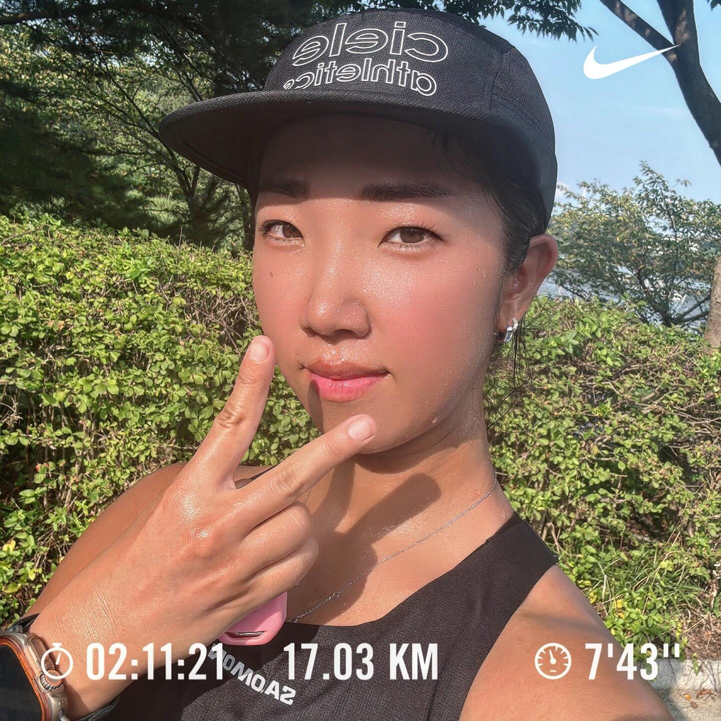 .
.
#최장거리갱신🤮.
#쉬지않고17km달리기.
.
.
6km 구간부터 정신력이 흔들렸다.
10km만 채우자는 생각으로 몸을 이끌었다.
정신력이 흔들리니 자세가 틀어진다.
#마음을고쳐먹자😑.
.
.
10km 구간 힘들긴하지만.
호흡도 근력도 에너지도 남아있다.
#정신력니가문제다.
.
.
다시 왔던 길을 되돌아 뛰어본다.
지난 최장거리 16km.
1km만 더 늘려서 뛰어보자.
.
.
16km 구간에서.
근력도에너지도정신력도한계란다.
눈앞에 무지개가🌈.
벨트에서 핸드폰을 꺼낼 힘이 없다.
눈으로만 담아본다.
.
.
#조금만더#이겨내.
.
.
.
#나는오늘도나를이겼다.
#인생살이진행중.
.
.