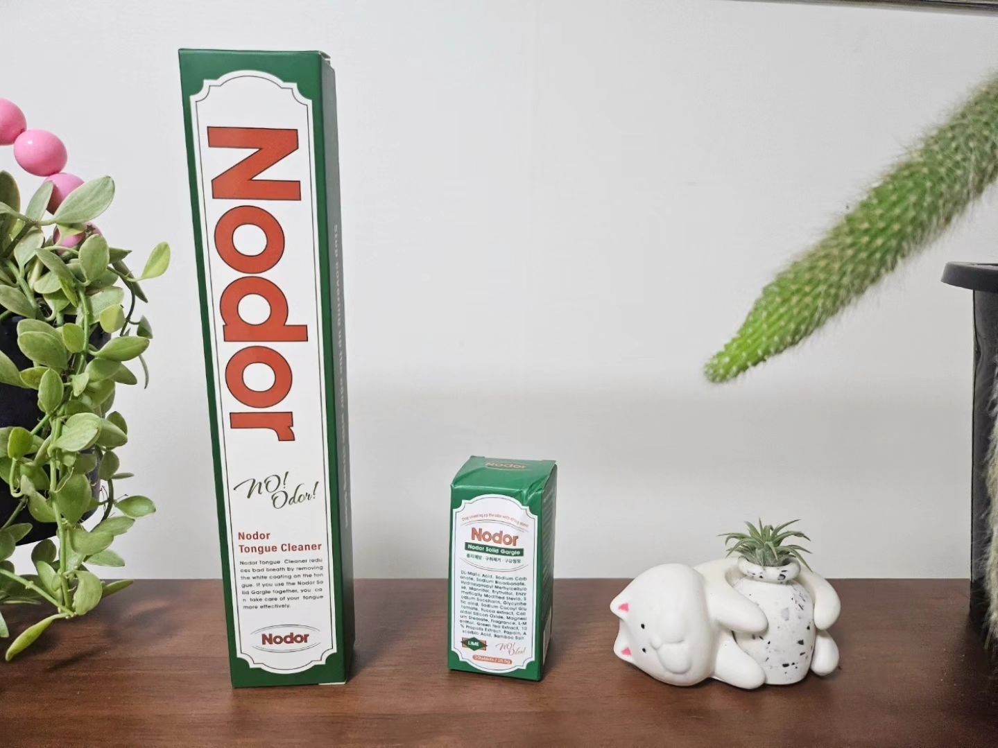 #제품제공#광고
오늘 소개해 드릴제품은 <노도르 입냄새 구취 백태 치석 제거 휴대폰가글 >이랍니다.
국내 최초 특허받은 신개념 고채가글
깨물면 1초만에 터지는 풍성한 거품역으로 
구석구석 빈틈없이 세정해준답니다.
40년 구취 전무가가 직접 개발했다고 해요.
영상보시면 백태가 사라진거 모이시죠??
려클리너도 있는데 칫솔이랑 다르게 고무 느낌이로
벼를 닦으면 백태현상이 덜해진라고 해요,
거기다 구취 새건, 백태 개선, 항균 시험 임상 테스트 결과 有, 단 1회 사용으로 세균 99%제거가 된다고 하네요 
<혀클리너>
칫솔보다 백태제거가 약 6배 효과적인 백태 제거 전용 노도르 혀클리너!!대박이죠,,?
자체 항균 가능한 소재 TPR(영유아기 아이들 장난감에 사용하는 소재)안전하며
노도르 고체가글과 함께 사용하면 더욱 효과적인 백태 케어 가능 영상의 빚이 좀 아쉬웠지만 
벡태현상이 정말 많이 사라지더라구요 ㅎㅎ
미니미한 싸이즈로 가방에 넣기도 좋고 휴대가 편해서 더욱 추천드립니다

#광고 #노도르 #고체가글 #구강청결제 #가글추천 #혀클리너추천 #혀클리너 #혀백태제거 #입냄새제거 #입냄새