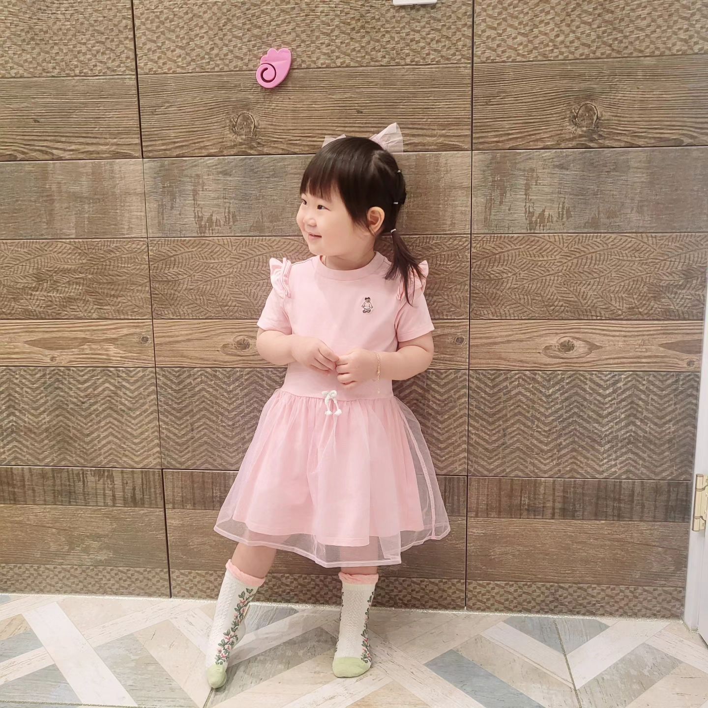 #오등완 🩷
⠀
⠀
⠀
이제 머리묶는 것도 공부해야됨..ㅋ̄̈ㅋ꙼̈
어린이집에서 너무 잘지내고 있어서 
엄마뿌듯( ᵘ ᵕ ᵘ ⁎)
⠀
⠀
⠀
우리아이 예쁜 등원룩은 rias___01
✎ 티니위니 샤원피스
✎ 꽃무늬 레이스 무릎양말
⠀