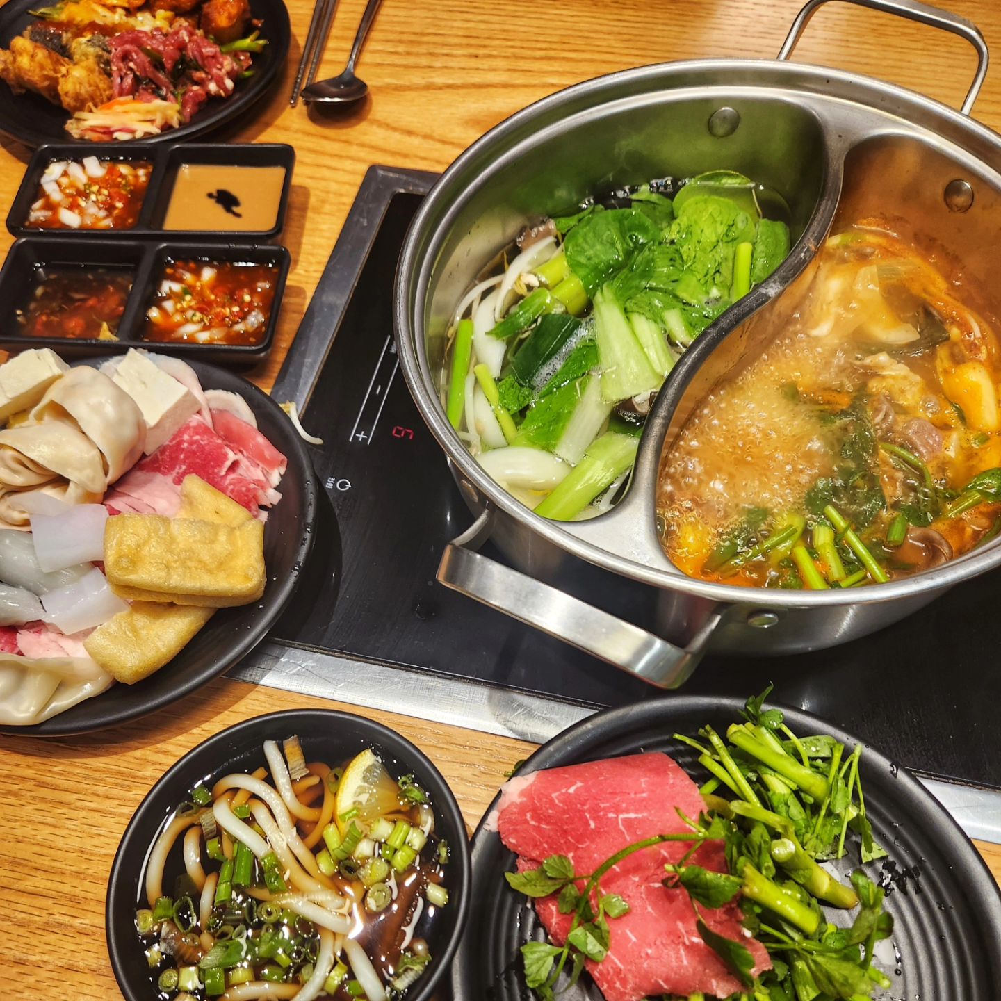 #협찬 #로운 20240315 🥘

범계역 뉴코아아울렛에 입점한 샤브샤브 맛집 로운에 방문해보았다😚 일단 들어가는데 매장이 너무 깔끔하고 넓고 무제한 소고기, 돼지고기 샤브에 무려 30여종의 샐러드바와 50여종의 야채토핑의 행복함에 압도된 우리...육수도 종류가 네종류나 있어서 도저히 하나만 선택하긴 어려워 반반으로 골랐다.

#반반육수 ₩26,900 🍲

지금은 마침 봄미나리가 많이 나오는 시기라 무제한으로 신선한 미나리들을 먹을 수 있었다🥹 야채 종류도 하도 많아서 괜시리 더 건강해지는 느낌이랄까. 샐러드바 종류도 점심과 저녁이 확연히 차이가 나서 저녁에 와서 다양한 종류의 음식을 많이 먹고 가는게 훨 이득인 느낌이다🫶

오빠야는 샐러드바 음식에 닭갈비나 육회 등 맛있다고 먹다가 정작 샤브를 별로 못 먹었다는😭 양 조절 못해서 볶음밥 못 먹구 칼국수까지만 먹은게 너무나도 아쉬웠던..ㅠ 그래도 디저트는 포기 못한다며 와플까지 야무지게 만들어 아이스크림이랑 먹고 왔다.

키오스크가 있어서 이용하기에도 간단하고 가족단위나 모임이 있을 경우에도 여기 오면 가성비 최고일거 같다👏 여긴 담에 와서 또 왕창 먹고 가야지🥰

🎀 loun_official
✨️ 위치 > 경기 안양시 동안구 동안로 119 뉴코아 아울렛 9층
⏰️ 영업시간 > 매일 11:00 - 21:00 

#포부남녀 #pobu_namnyeo #먹스타그램 #외식 #외식스타그램 #범계샤브샤브 #평촌역맛집 #평촌맛집 #평촌샤브샤브 #샤브샤브무한리필 #소고기무한리필 #샤브샤브맛집 #미나리샤브 #미나리맛집 #샤브샤브뷔페