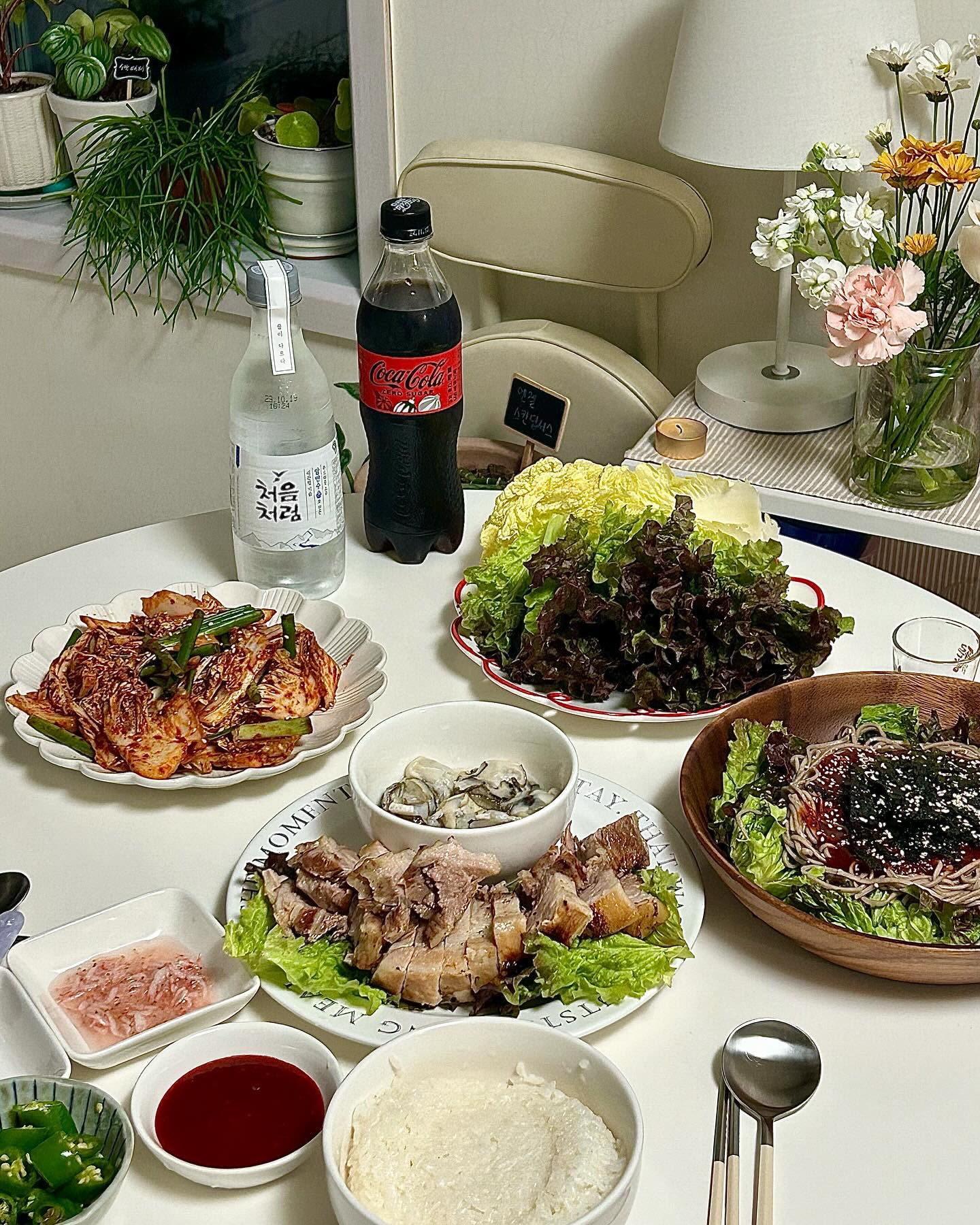 부드러운 수육 이랑 처음 만든 겉절이✨❤️ 

☑️#무수분수육 진짜진짜진짜 엄청 쉬운데 고기가 엄청엄청 부드럽고 육즙 미쳐따 ! 다들 꼭 해보세요 !! 담엔 진짜 인터넷으로 고기 저렴하게 사서 왕창 만들기 

☑️#알배추겉절이 처음 만들어봤는데 생각보다 어렵지 않았따 ! 

☑️#족발집스타일막국수 까지 세트 완성 !

즐거운 주말🤍