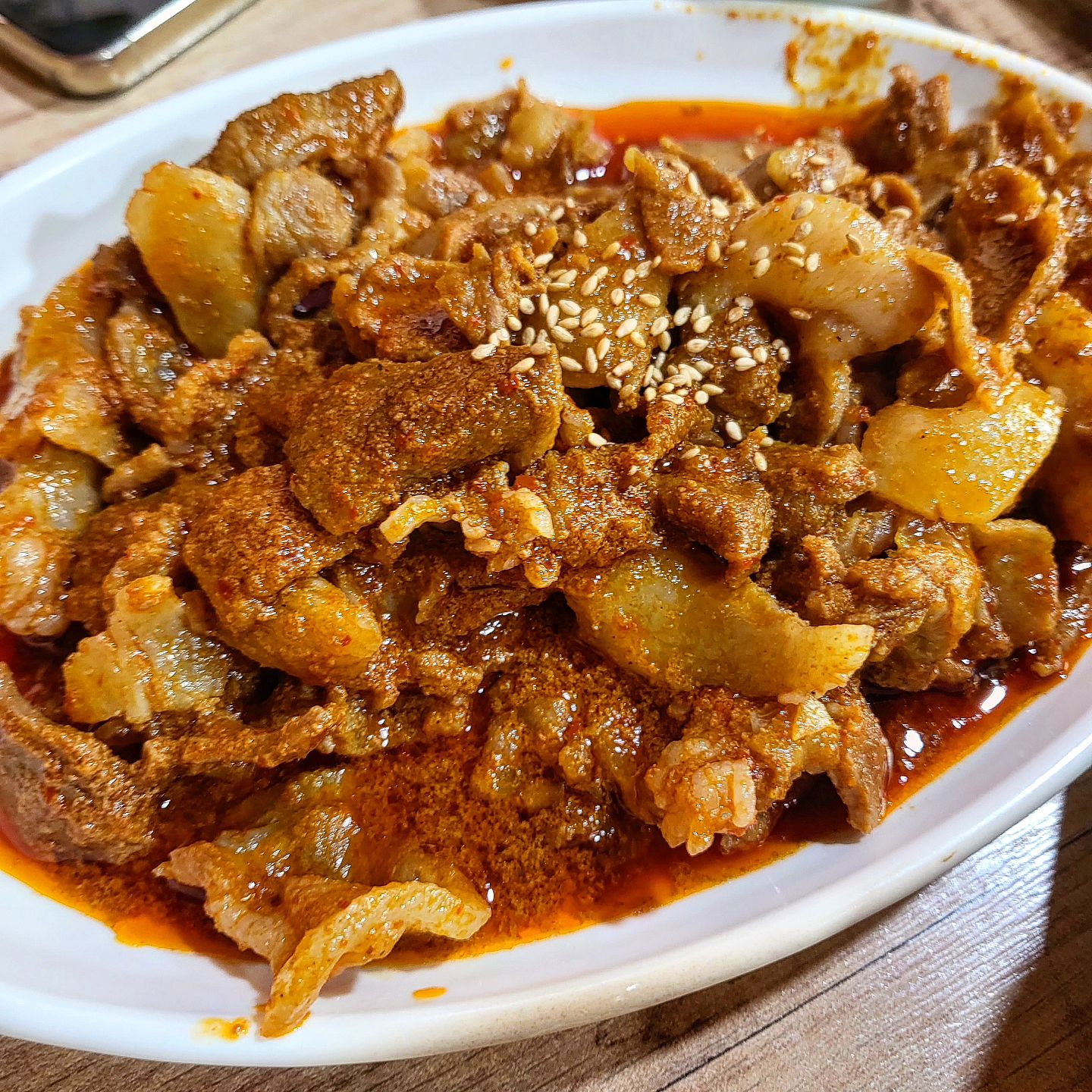 #🍽114

집밥이 그리울 때 더욱 생각나는 밥집 #밥이좋아

이곳은 항상 궁금해하기만 하다가 한번 방문하고 완전 깜짝 놀란 곳인데 완전 집밥스타일에 가격도 착한 곳이에요👏🏻 입구에 한식 뷔페라고 적혀있어서 오잉? 했는데 들어가보니 밥부터 반찬까지 원하는만큼 퍼서 먹을 수 있더라구요🤩

준비되어 있는 음식(백반)만 먹을시 6천원이라는 저렴한 가격으로 이용할 수 있고, 메인 음식을 주문하면 주어진 음식은 추가비용 없이 드실 수 있는 아주 갓성비 식당입니다😍

이번에는 제육볶음, 오징어볶음, 순두부찌개를 주문해서 먹어보았는데요! 저는 부모님과 살고 있어서 집밥을 매일 먹는데도 와 여기 진짜 집밥같다!! 라는 생각이 들었어요👍🏻

학교 근처다보니 사장님께서 집밥 못먹는 학생들을 위해 아낌없이 제공해주시는거 같더라구요🥹 저도 든든하고 건강한 음식 먹고싶을때마다 자주 방문해야겠다고 생각이 들었어요!!🫶🏻

집에 자주 갈 수 없어서 집밥이 그리우신 분들!! 집밥 느낌 가득한 밥이좋아로 든든한 한끼 드시러 가시는거 어떠세요?!🤗

🎈밥이좋아
🎈충북 제천시 학사촌길 9
🔉 주말 휴무(가끔 토요일 오픈)