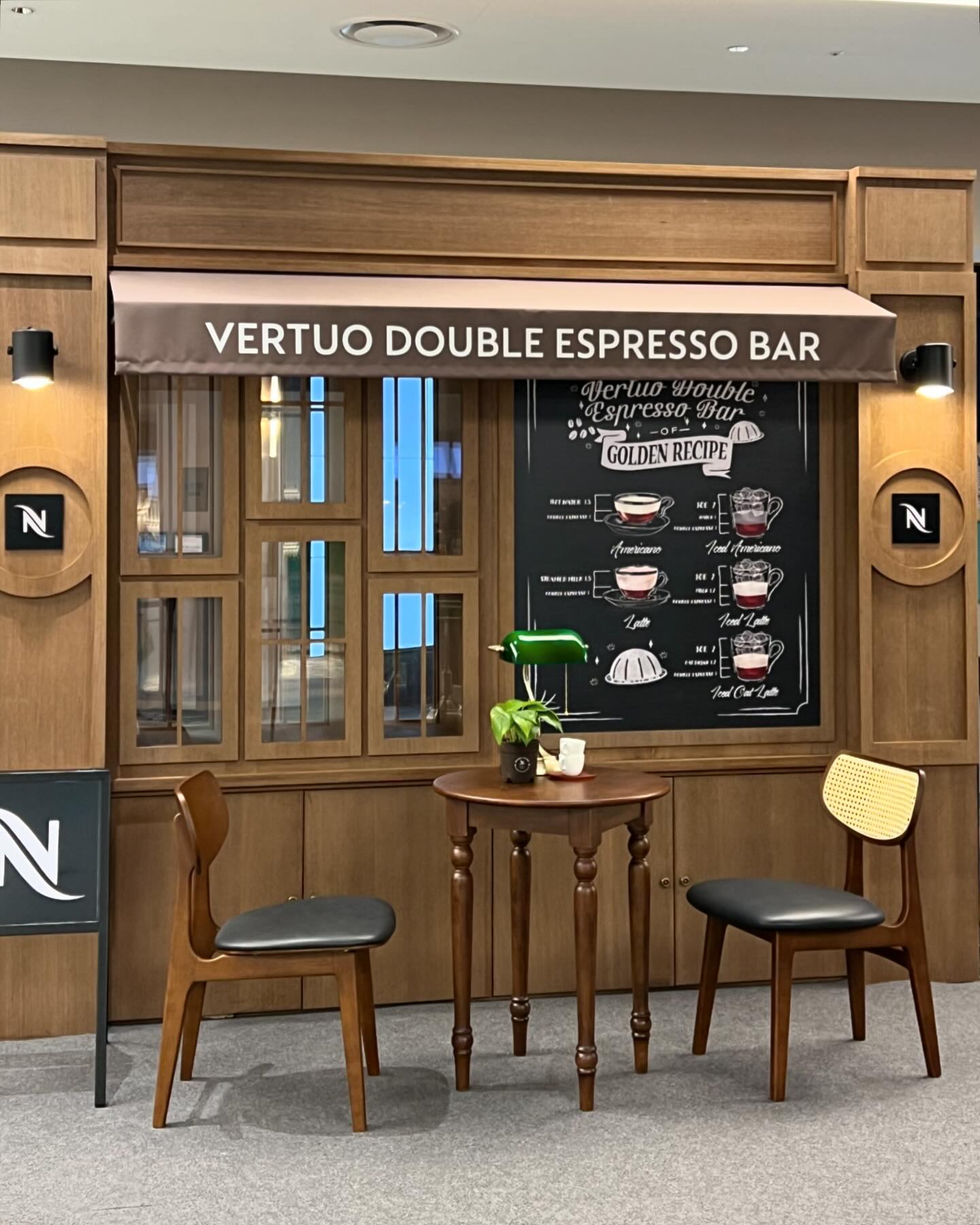VERTUO ESPRESSO BAR | 현대목동 

캡슐 사러갔다가 팝업 마지막날이라 겸사겸사 둘러본
네스프레소 버츄오 더블에스프레소바 ☕️
정중앙배치, 내려꽂아찍기 달인님과의 동행이라
인증샷은 패스하고 팝업부스만 담아보았지요 ◡̎ ෆ 

𖤘 네스프레소 현대 목동점
#네스프레소 #버츄오더블에스프레소바 #nespresso