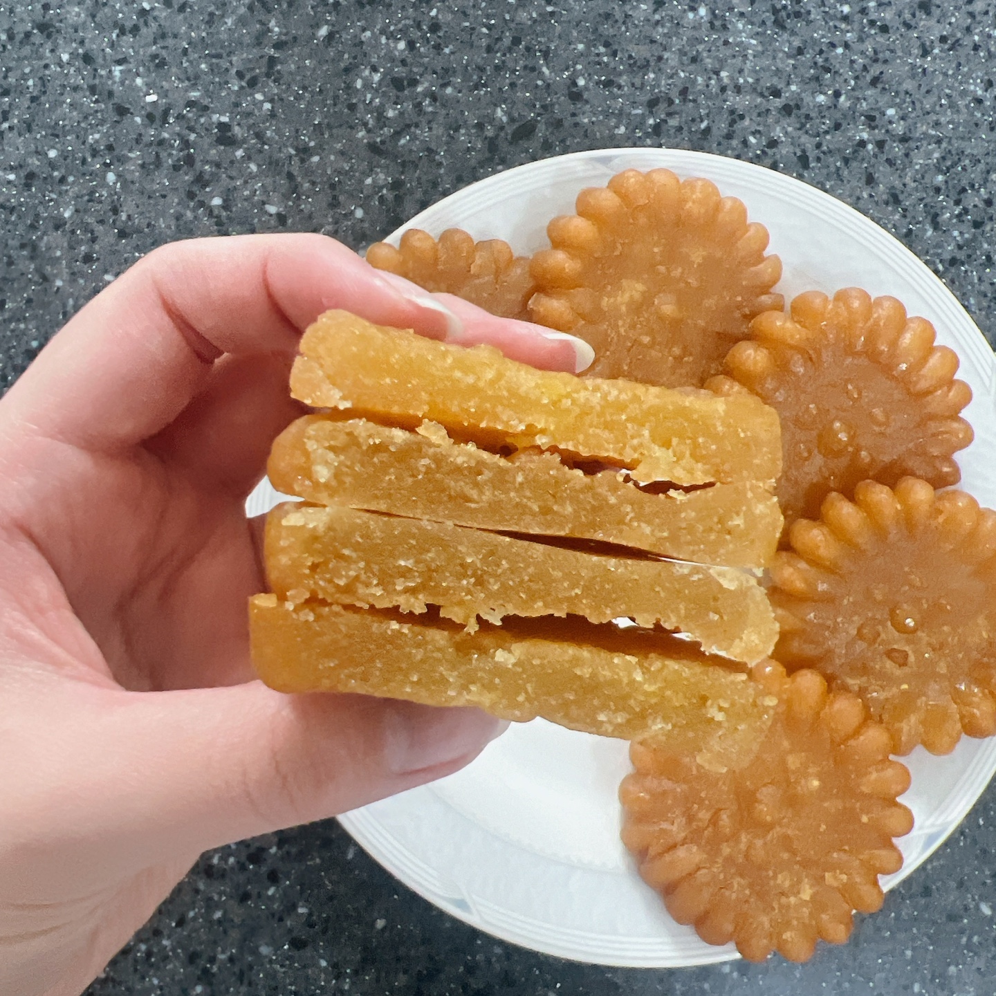 '업체로부터 제공받은 제품입니다'

📍꿀이구마 호박 찹쌀 약과 40개입
채종유를 사용하여
다른 온도로 두 번 튀겨 바삭한 약과,
30년 전통의 찹쌀과 호박, 쌀 조청으로 만들어
바삭하고 쫀득한 꿀이구마 호박 찹쌀 약과예요

정직한 조리과정과 좋은 재료를 사용해
안심하고 먹을 수 있고
무방부제 제품으로 깔끔한 개별포장이 되어있어
툭까서 먹기 편리해요

디저트로 커피랑 먹기에도 좋고
아이스크림이랑 먹으면 고급스러운 디저트 완성~

딱딱하지 않고 엄청 달지 않아서
남녀노소 즐길 수 있는 맛!

👇🏻구매사이트
https://wakeb.co.kr/product/꿀이구마-호박-찹쌀-약과-40개/50/category/54/display/1/