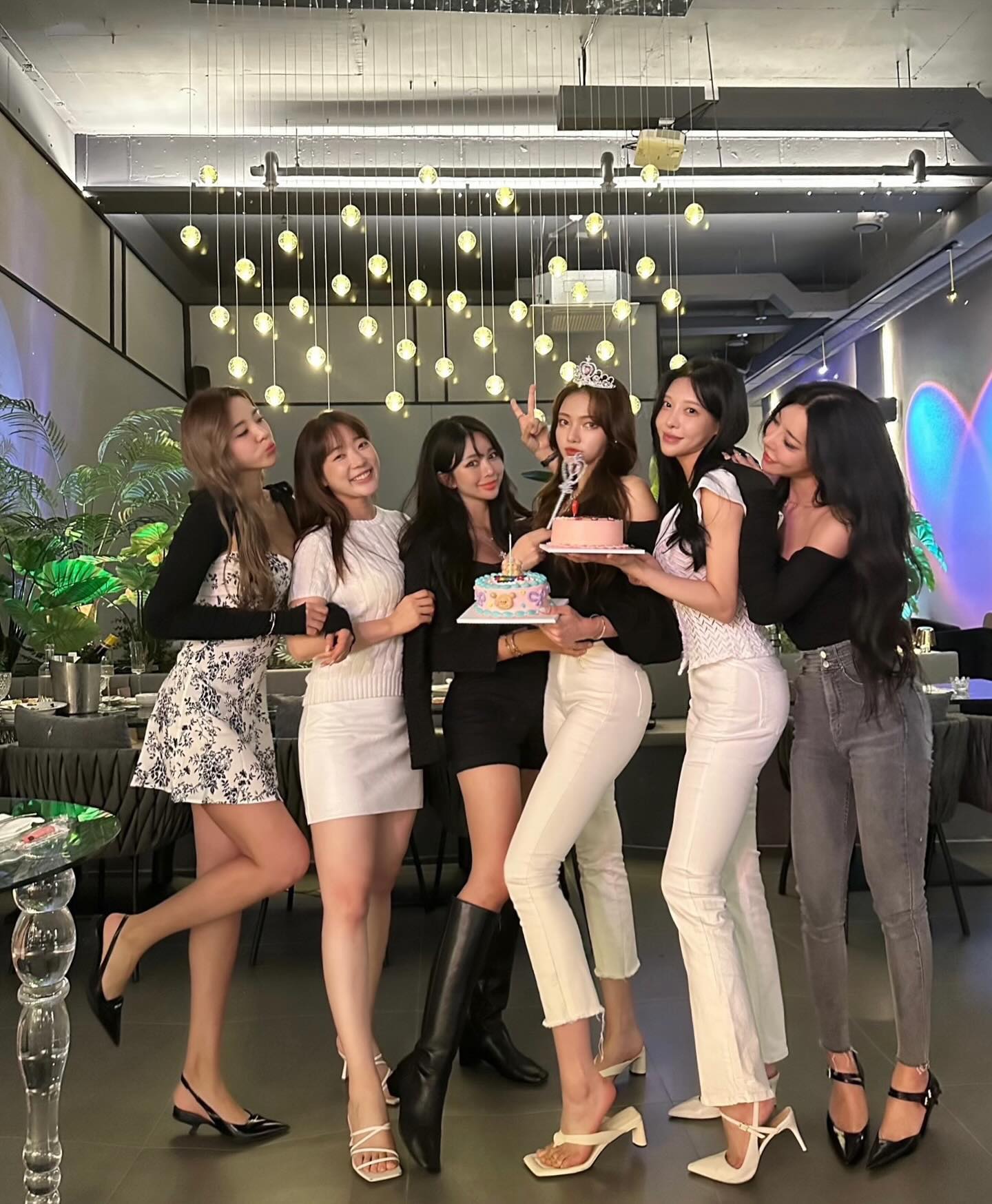 자주보면 힘드니까.....가끔보자🤍

만나면 세상 사진만 찍게 생긴 사진충(?)들인데
사실 진짜 먹기만 하다가 수다떨고 집에 가요.......

3년 꼬박 모이면서 남긴 멀쩡한 단체사진은 이게 전뷰😵‍💫

애증의 언니크루~~~~~~~~

내생일에 일끝내구 들려준 유이도 고마워❤️

#힘들게찍었으니올려본다
#언니크루