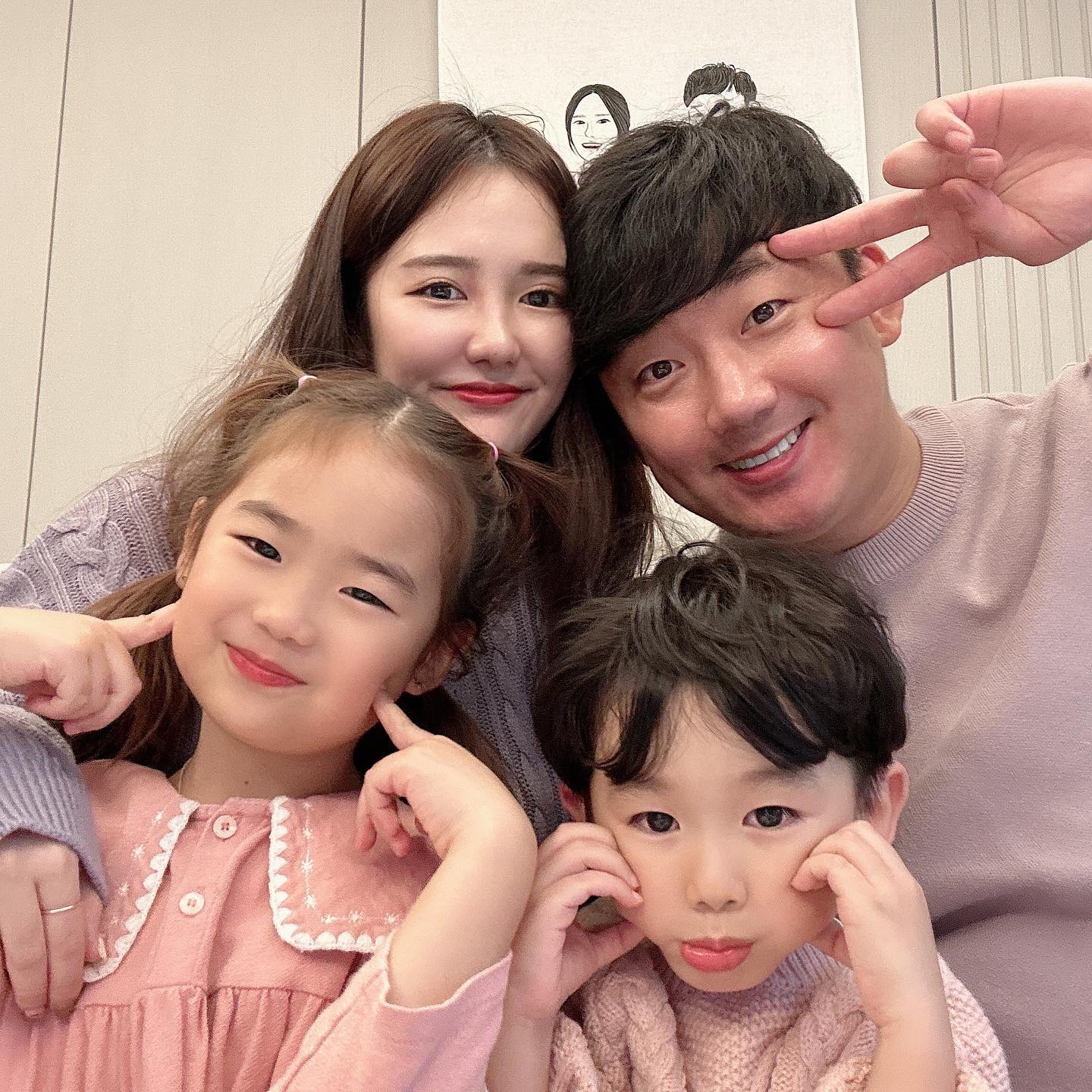 💚 12월에 가족사진 ❤️

네명 다 잘나오긴 힘든일,,
몇장찍엇는지는 비밀.........,

올해도 몇일 안남았네요
다들 한해 잘 마무리 하시길 바라요~🍀

#건지기힘들다 
#가족사진