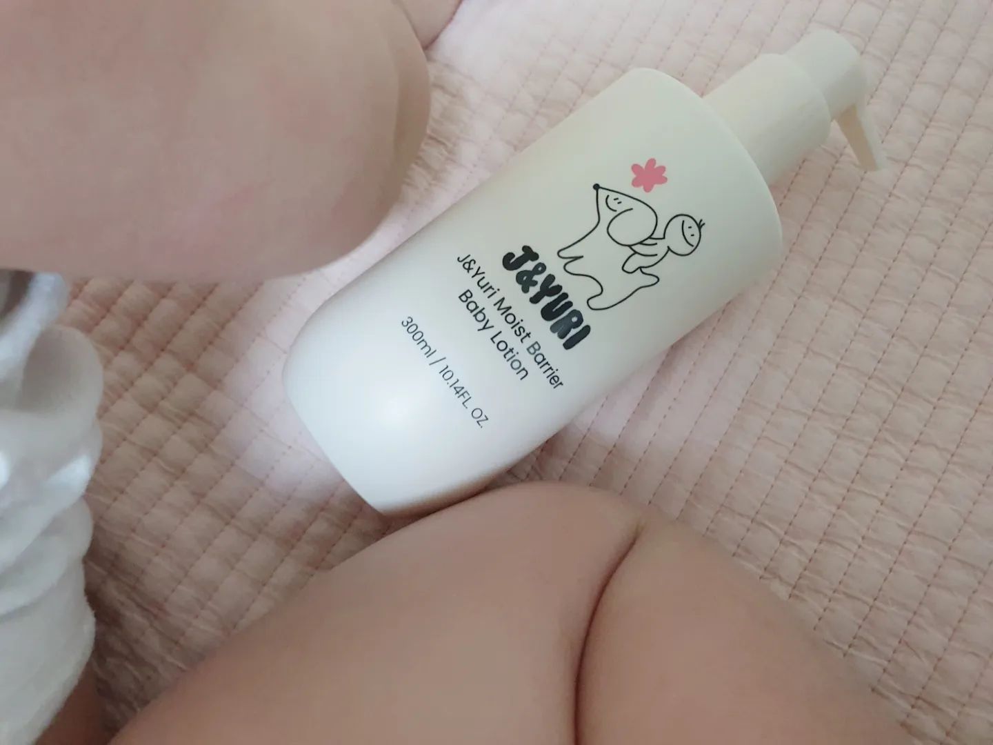 🌈 제이앤유리 베리어 모이스트 베이비 로션
.
.
.
엄마 닮아 건조한 울 아가들💦
그래서 보습에 더 신경쓰게 되는데요..
새롭게 런칭한 제이앤유리는
무향이라 부담 없이 쓸 수 있고
엄마의 마음으로 깐깐하게
고른 성분으로 안심하고 쓸 수 있어요~
.
.
✔️ EWG 그린 등급의 순한 베이비 로션
✔️ 자연주의 성분으로 자극 최소화
✔️ 전북 남원 대나무수로 꽉 채운 진정 처방
✔️ 안심할 수 있는 글로벌 인증
✔️ 세정 후에도 촉촉해요
.
.
.
애정하는 슈퍼맘 사유리님이 만든
젠도 쓰는 로션 믿고 써보세요❣️
.
.
 
.
jnyuri_official
#제이앤유리 #사유리로션 #젠로션 #젠워시 #탑투토워시 #베이비로션 #베이비스킨케어