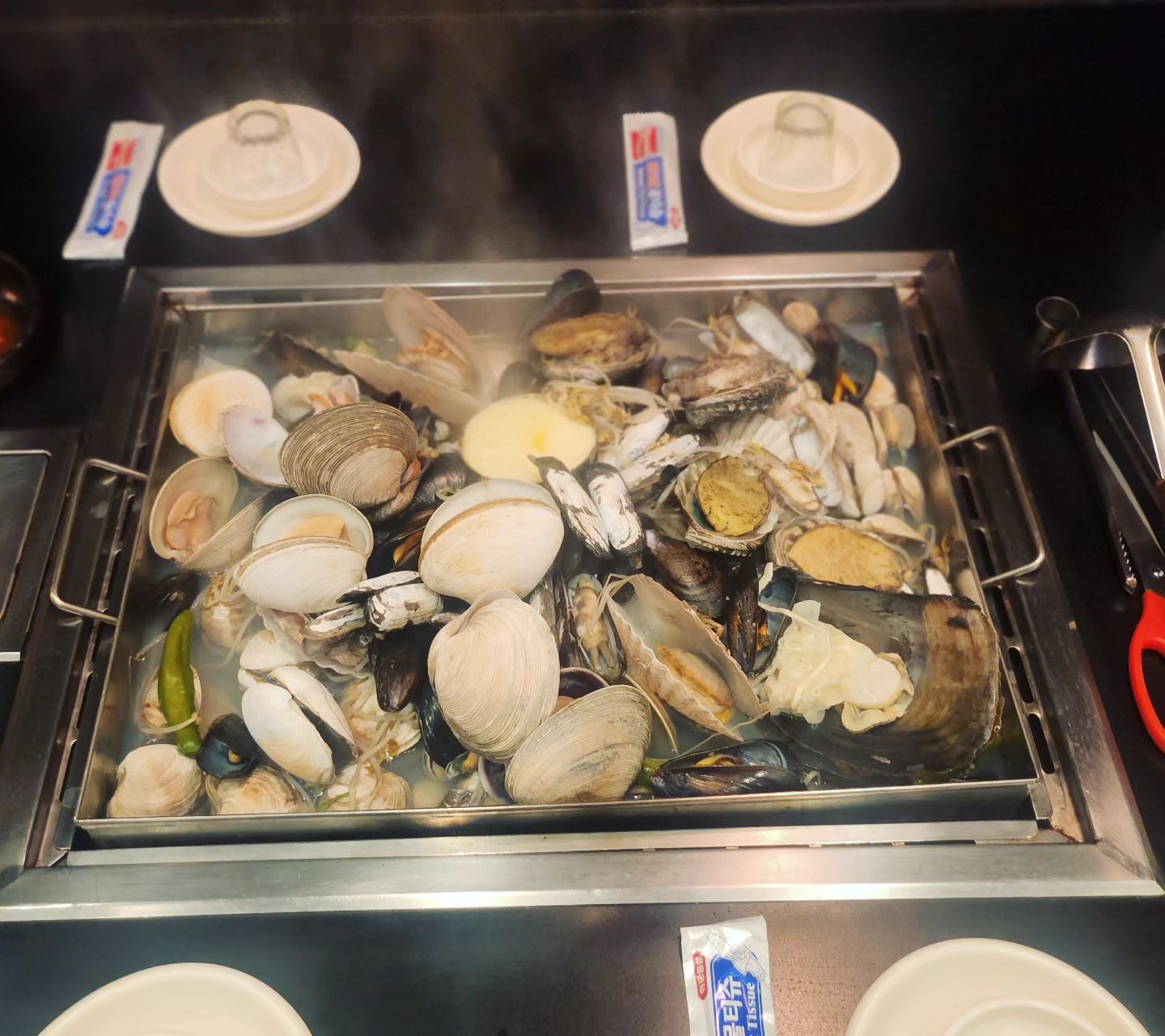 .
1차전 조개찜? 맛집~
구성도 알차고 맛있다👍
술이 술술 넘어가는구먼~
.
술병사진은 생략
1차부터 전쟁😵‍💫
.
#조개구이 #조개찜 #일상기록
#모임 #목쉼 #수다타임