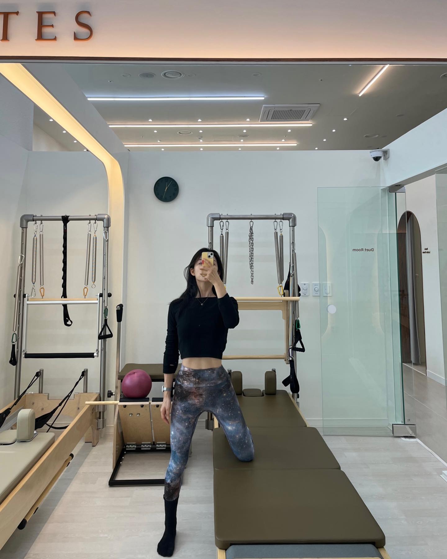 ⭐️오늘의 착장⭐️
상의: blackup
하의: arduclub.yoga 
양말: oriena

장소 : SJ PILATES