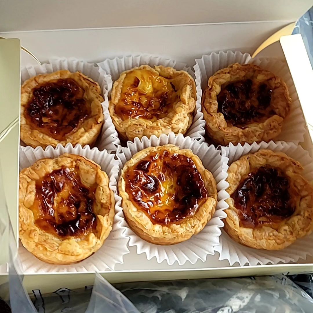 2023.10.06
유경언니 병원 가느라 서울 간 김에
진료 끝나고 고터로 고고

희수 불러서 점심먹고 
짧은 만남~희수는 아쉽게 일하러 ㅜㅜ

고터 온 김에 살짝 구경하고 
전참시 정우 맛집으로 나왔던 하루한알 가서 
에그타르트 사먹었어요.

한 개씩 사서 맛 봤는데 맛있어서 포장하려고
다시 왔답니다.

언니가 집에가서 먹으라고 에그타르트 사줬어요.

둘이서 에그타르트 포장 들고 서래마을 한 바퀴 걸어 집에 왔어요.

맛난거 먹고 날씨 좋아 걷기도 좋았던 알찬하루

📍하루한알
주소 : 서울 서초구 방배로28길 7  1층
위치 : 내방역 7번 출구 직진 스타벅스 골목
에그타르트 3,500  1박스 6개 포장
에그타르트는 11시부터 나옴

#빵지순례 #하루한알 #에그타르트 #서래마을