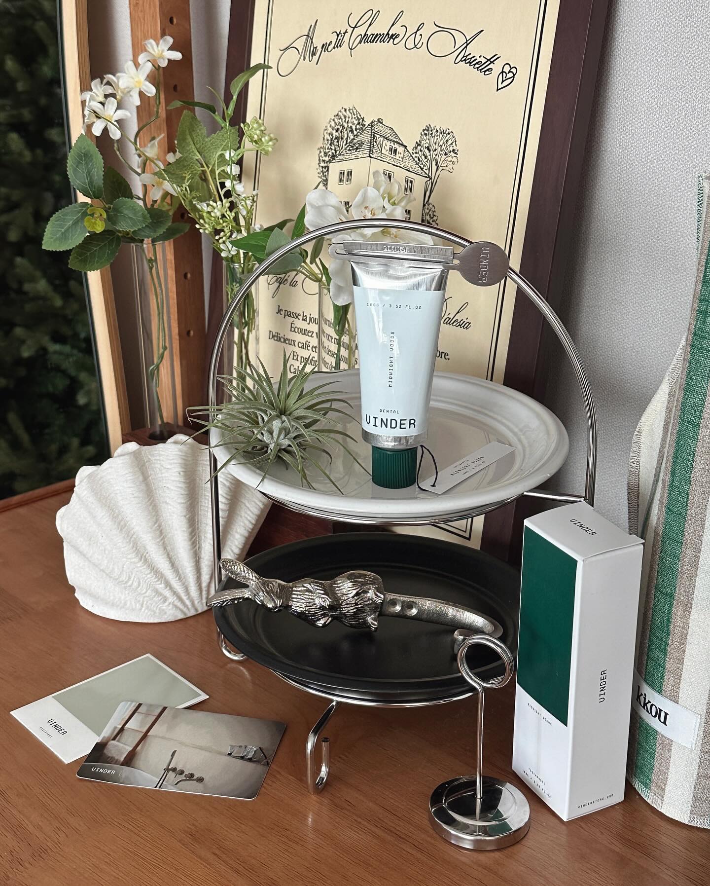 🌿🪥 #제품제공 
치약이 이렇게 예쁘다뇨!
핸드크림인줄 알았다구요 ᵕᴗᵕ 

빈더우즈치약으로 양치하고 나면 
입안에서 숲속 향이 나자냐 🌿
식물에서 추출된 향과 오일 그리고 민트향이
블랜딩되서 상쾌하게 ✨
적정량의 불소도 포함된 치약이라 
충치 예방에도 도움을 줘요,, 

Thank U vinder.official 
#빈더 #빈더우즈치약 #자연유래성분
#불소치약 #상쾌한치약