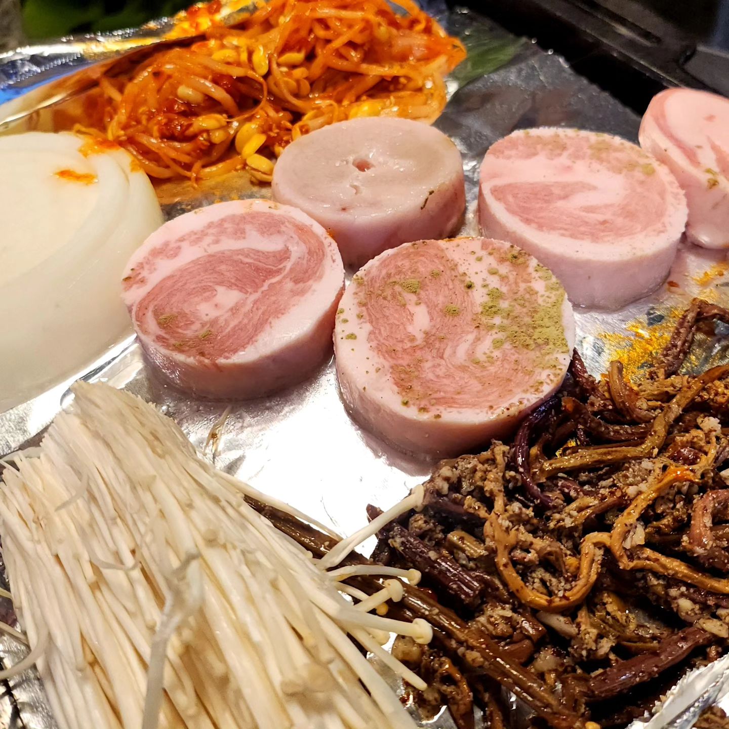 여러분 여기 용산에서 진짜 핫한 항정살 집이예요 :)
아직 안가보셨다구요? 무조건 추천합니다!!
#숙대맛집 #상록수

제가 원래 항정살을 정말 안좋아하는데 여기는 제가 먹어본 인생 항정살집, 아니 가본 고깃집 중에서도 손에 꼽히는 고깃집이예요🤣🤣 #황지살 #존맛탱

오동통하니 식감좋고 기름지니 감칠맛 싹 도는 항정살에
고사리 나물 고소하게 구워서 묵은지에 양념장과 같이 한쌈 먹어보면🫢

술이 그냥 술술~ 환장합니다ㅋㅋ
저희 앞에 계산하시는 아저씨 취하셔서 내일 모임사람들 또 대리고 방문하시겠다고ㅋㅋ 여기가 최고 맛집이라고,
재방문 예약까지 하시고 가셨네요🤣
저도 다음날 또 오고싶었잖아요.. 여기가 그런 곳입니다😍
.
#용산맛집 #숙명여대 #숙대입구역 #항지살 #솔의눈주 #술집추천 #맛집추천 #맛스타그램 #먹스타그램 #먹스타맞팔 #맞팔환영🙌 #먹소통 #먹소통환영 #소통 #일상