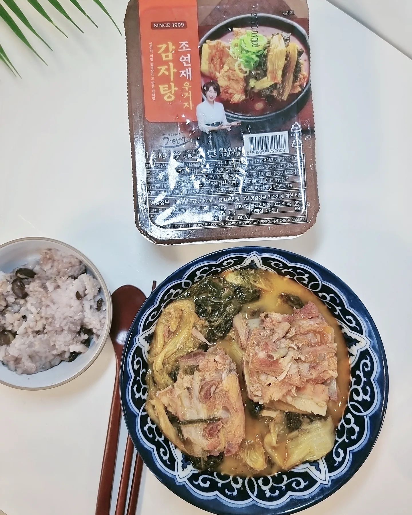 #협찬 

감자탕 애호가인 저는 일주일에 한번 꼴로도 
그 맛이 생각나서 입맛을 다시고는 하는데요 
이제 집에서도 그맛을 느낄 수 있는 
'조연재 우거지 감자탕'이 있어서 너무 좋아요!!

요즘같이 추운 날씨에 뜨끈~~하고 
얼큰한 감자탕 한그릇 하실레예~

냄비에 그대로 넣고 팔팔 끓어내면 끝.
부드러운 식감을 가진 
감자탕 국물을 머금은 돼지고기의 향연은 
뱃속을 든든하게 하고요~♡
국물을 다 자기 것으로 만든 고소한 우거지는 
뱃속을 건강하게 만드는 것 같아요
모든 소스가 잘 베어있고 
양도 많고 고기도 한가득!

마치 감자탕 맛집에서 한그릇을 비운듯 
든든하고 속까지 따뜻했던 
'조연재 우거지 감자탕'
밀키트의 그런 맛일 것이라고 생각했던 것이 
큰 오산이었네요.
너무너무 맛있게 잘먹었고 
저같이 감자탕 좋아하는 분들에게 강추합니다

🎇 구매처👇👇👇
https://smartstore.naver.com/foodwin6551/products/9559360197

#조연재감자탕 #우거지감자탕 #감자탕밀키트 #해장국밀키트