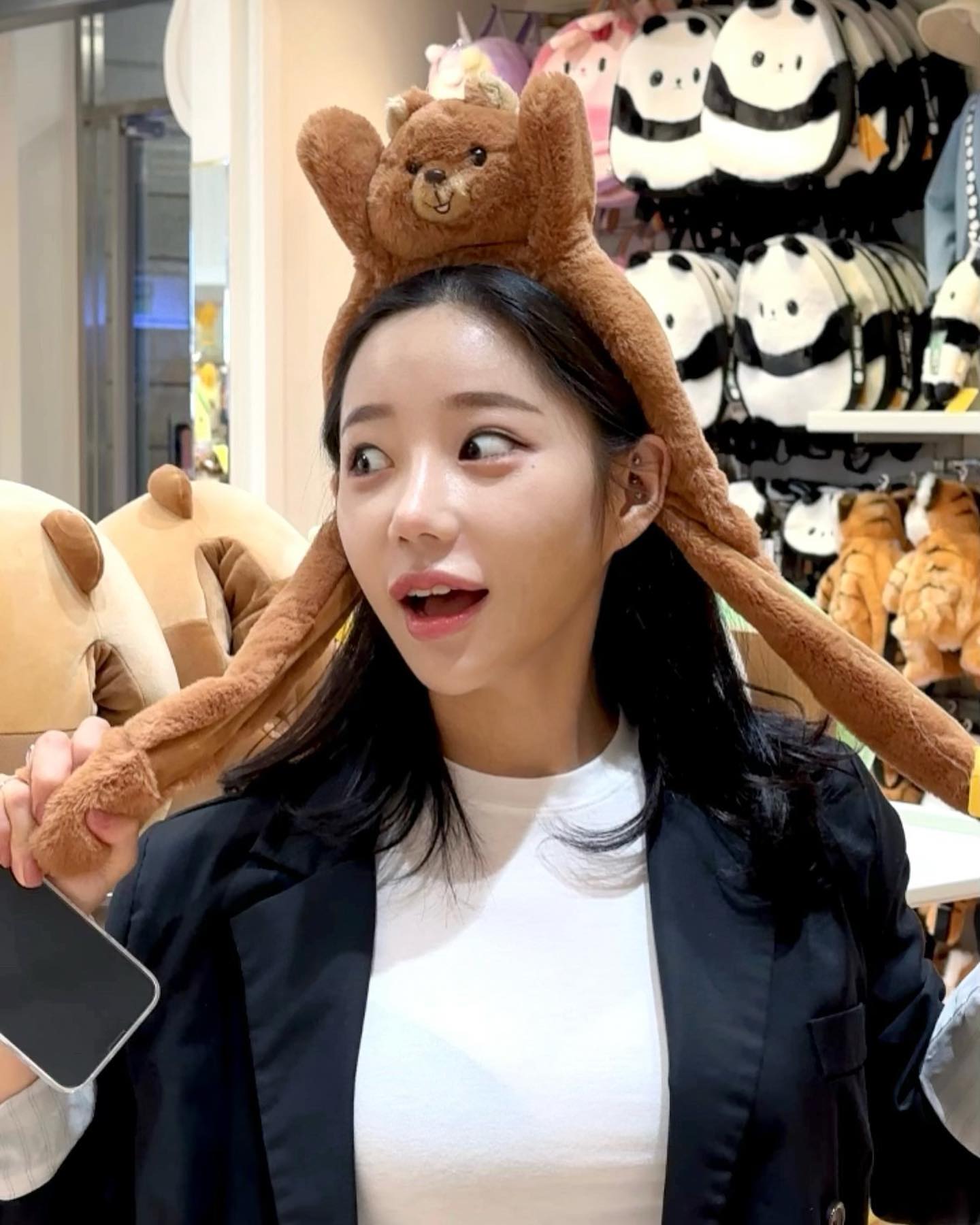서른두 짤의 동영상. mp4
일반카메라 두렵지 않,,,(망둥어세요?)
비록! 이제는! 아줌마지만!! 
나는 귀여운 것을 추구한다!! 우아ㅏ가ㅏ악

#놀이동산 #에버랜드 #동영상 
#ootd #fashion #daily 
#얼스타그램 #얼빡샷 #아이폰