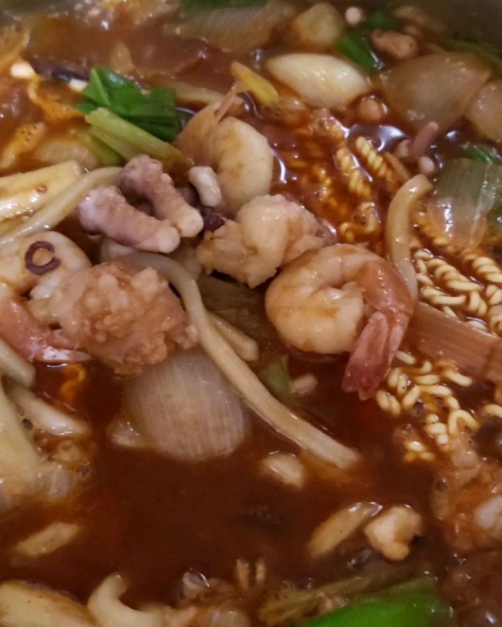 #협찬

당일도축 한우 곱창으로 만든 전골 밀키트 맛집! 소키우는딸래미 낙곱새

밀키트로 더 편하게 즐길 수 있어서 집에서, 안주로도, 모임에서, 캠핑에서든 어디서든 즐기기 편한 낙곱새 에요!

포장도 넘넘 신선하고 짱짱하게 오고 무엇보다 진짜 당일도축 한우로 만들어서 그런지 오동통한 내용물에 함께 곁들여서 먹으면 더 좋은 면사리들도 2종이나 ! 구성에서 꼭 선택해서 고고고 해보세요. 진짜 국물이 진국이라 요거 꼭 다 드셔보셔야 합니다!

낙지랑 새우랑 곱창이랑 매콤한 소스가 만나 진짜 소주 한병 뚝딱이에요~!

raiseacow_official

구매링크는 아래에 ▼
https://smartstore.naver.com/seungminmulsan/products/9716268478

#소키우는딸래미낙곱새 #낙곱새추천 #낙곱새밀키트 #밀키트추천 #곱창전골 #곱창맛집 #소키우는딸래미 #한우밀키트 #곱창전골밀키트 #곱창전골 #낙곱새밀키트 #낙곱새 #밀키트 #밀키트추천