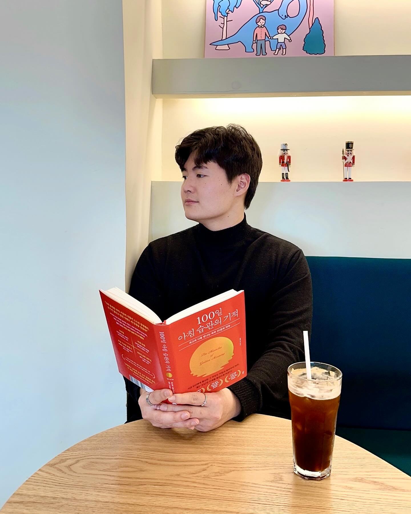 #협찬

지금 당신에게 중요한 일, 관계, 시간 그 무엇도
아침과 맞바꾸지마라. 인생을 황금으로 바꾸는 ’골든 모닝‘이다!
하루 단 20분의 습관이 만드는 복리 성장의 기적!

오늘 소개해 드릴 책의 표지입니다.
제가 오늘 소개해 드릴 책은
’100일 아침습관의 기적‘ 입니다
20만 독자가 선택한 3년 연속 베스트셀러
누적 인증 만 60만건!!

당신이 원하는 최고의 인생을 살려면
그 무엇도 아침과 맞바꾸지마라!
골든 모닝은 인생을 황금으로 바꾼다

저는 이말이 가장 인상깊은데요

전 세계 성공한 사람들이 검증한 아침 습관 사용법

냉수마찰로 시작하는 거인의 하루 토니 로빈스
비전보드를 현실화한 백만장자 존 아사라프
여유로운 아침 시간으로 확보한 창의성 제프 베이조스 
등등 
유명인들의 아침사용법도 나와있어요!

하루 20분 모닝 시크릿 루틴 일일 기록지도 
책 맨 뒷장에 있어요!

골든 모닝을 만드는 방법
이 책을 읽고 같이 만들어보는건 어떠세요?

#제작비지원 #베스트셀러 #켈리최 #100일아침습관의기적 #습관 #웰씽킹 #자기계발 #2024년 #새해결심 #추천도서 #책읽기